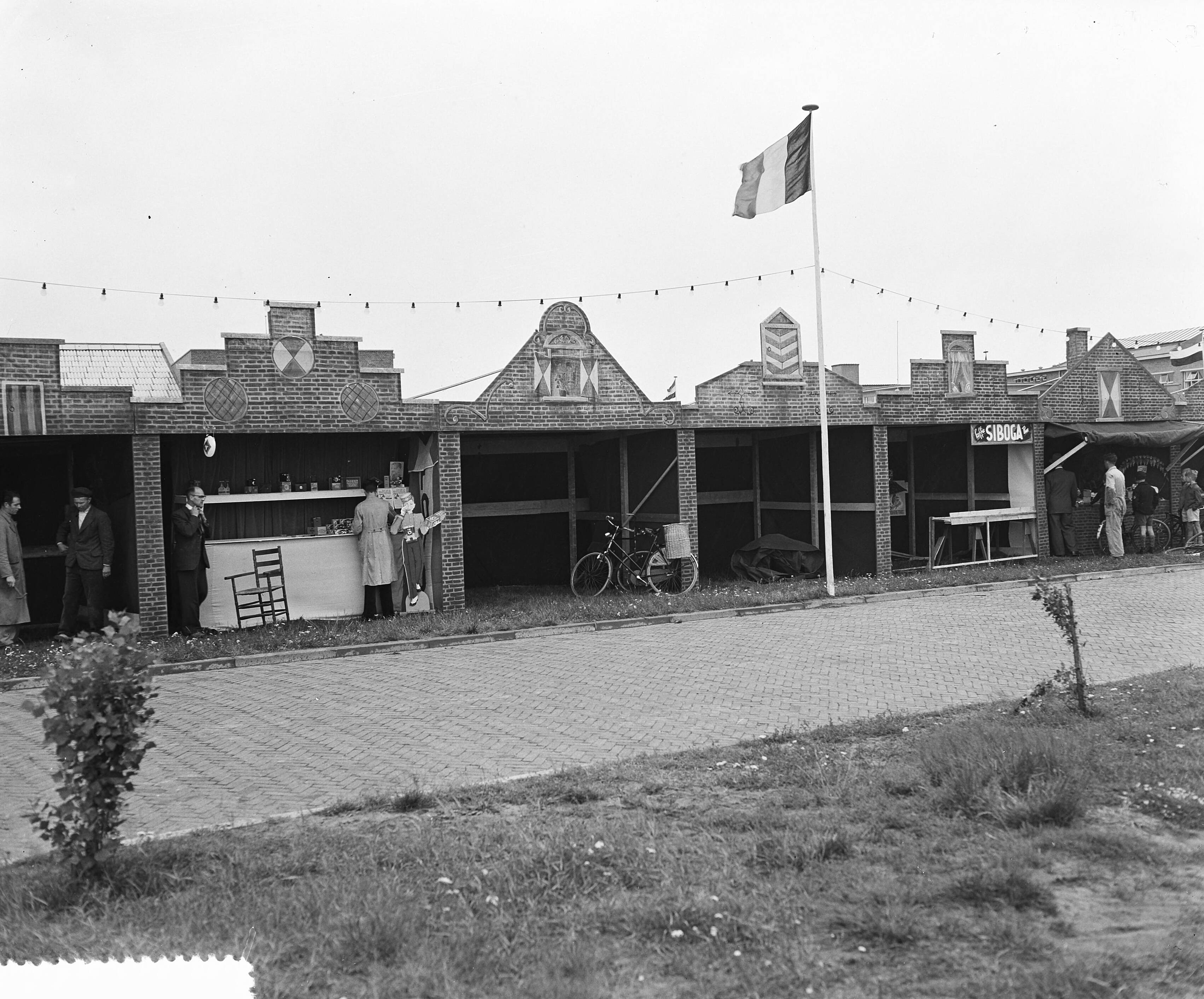 Fotocollectie Anefo — Vieriing 100-jarig bestaan van de haven van Huizen met Oud-Hollandse markt — Foto: Rossem, Wim van / Anefo. Licentie: Set B: Rechtenvrij / Publiek Domein. Bron: Nationaal Archief. http://hdl.handle.net/10648/a9248cf2-d0b4-102d-bcf8-003048976d84