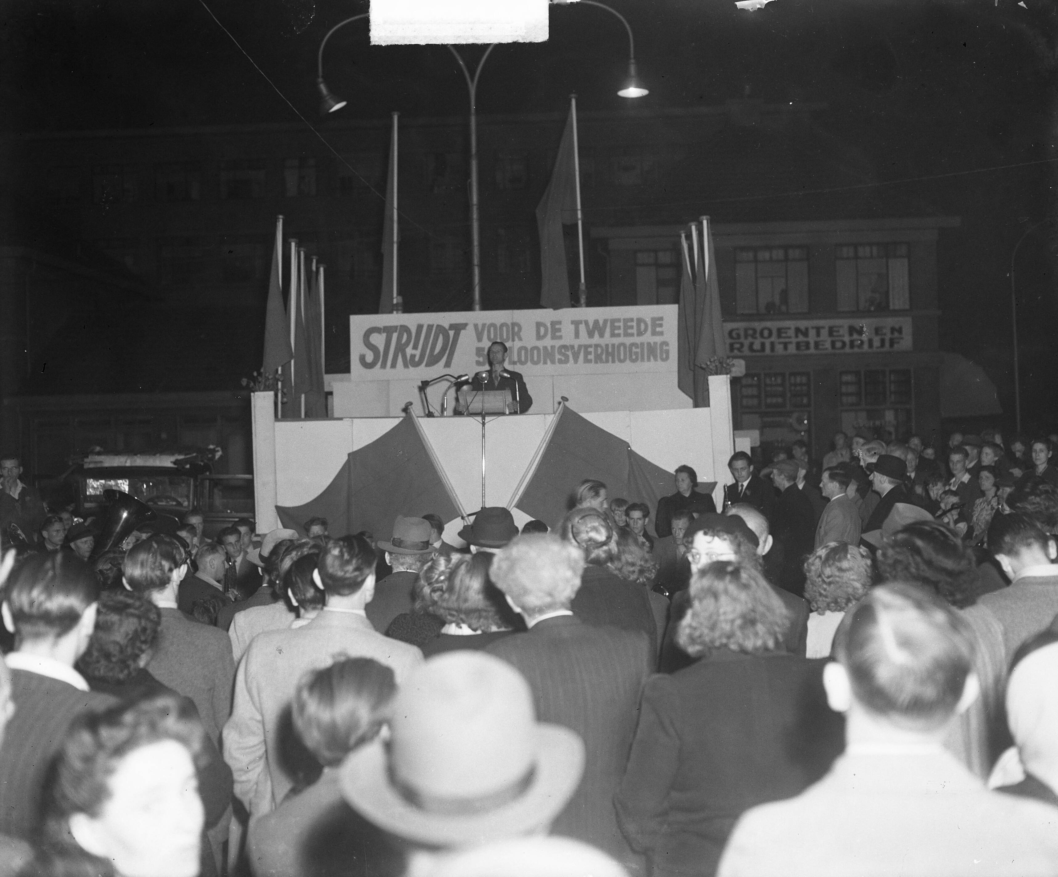 Fotocollectie Anefo — 1 Mei Vergadering van de CPN te Den Haag — Foto: Winterbergen, Rolf / Anefo. Licentie: Set B: Rechtenvrij / Publiek Domein. Bron: Nationaal Archief. http://hdl.handle.net/10648/a8d7ee74-d0b4-102d-bcf8-003048976d84