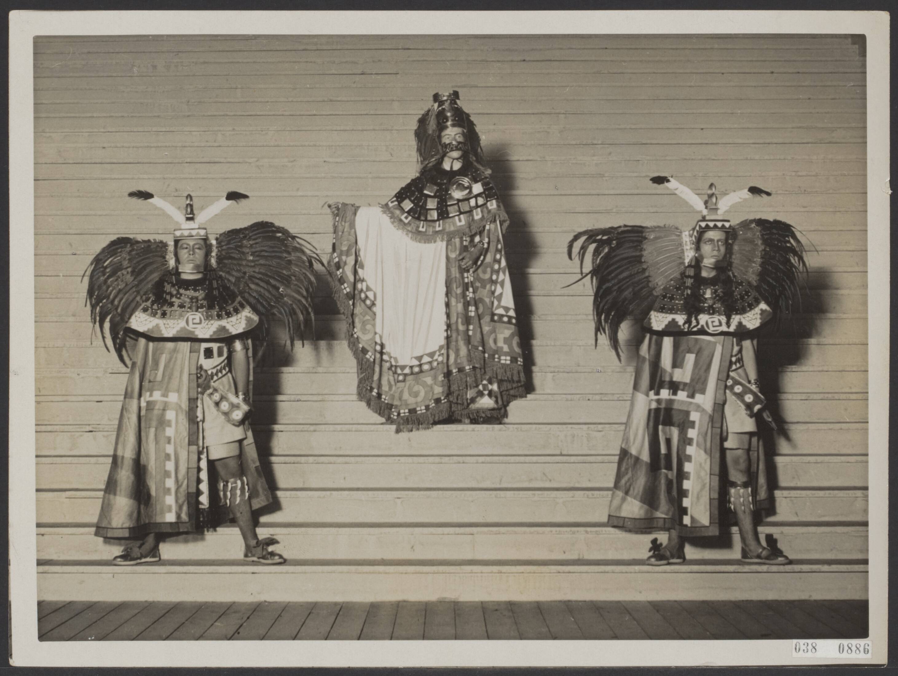 Fotocollectie Elsevier Binnenland — Scene uit het openluchtspel "Cortez" van Dumont, dat t.g.v. het 59e lustrum van het Utrechtse Studenten Corps wordt opgevoerd. Vlnr. koning Tecuco (baron van Boetzelaer), keizer Montezuma (baron Mackay), koning Tacura (jhr. van Karnebeek) — Foto: N.V. Polygoon. Licentie: Set B: Rechtenvrij / Publiek Domein. Bron: Nationaal Archief. http://hdl.handle.net/10648/adf2c046-d0b4-102d-bcf8-003048976d84