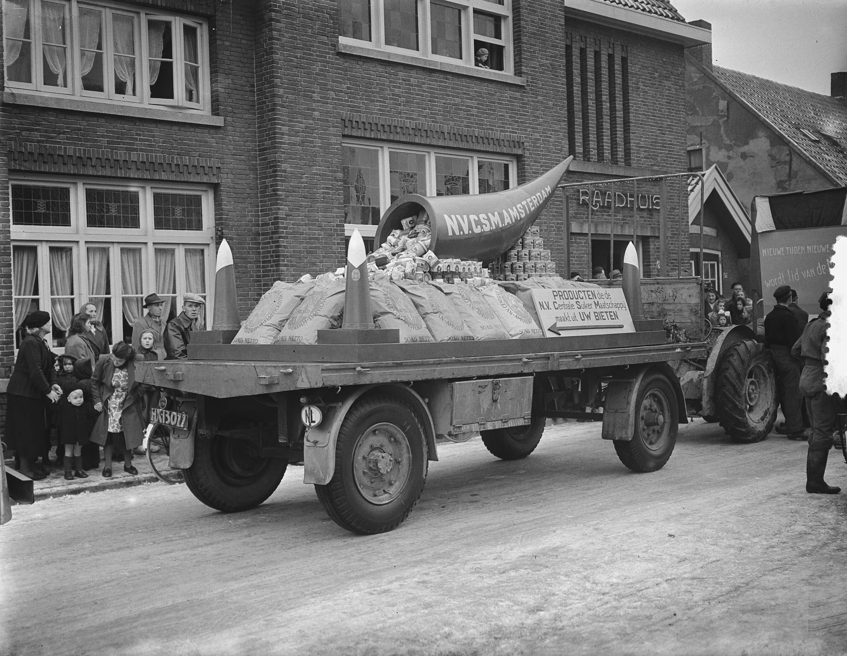 Bietenkoningin Hazerswoude — Foto: Bilsen, Joop van / Anefo. — Licentie: Set B: Rechtenvrij / Publiek Domein. Bron: Nationaal Archief. http://hdl.handle.net/10648/a9035988-d0b4-102d-bcf8-003048976d84