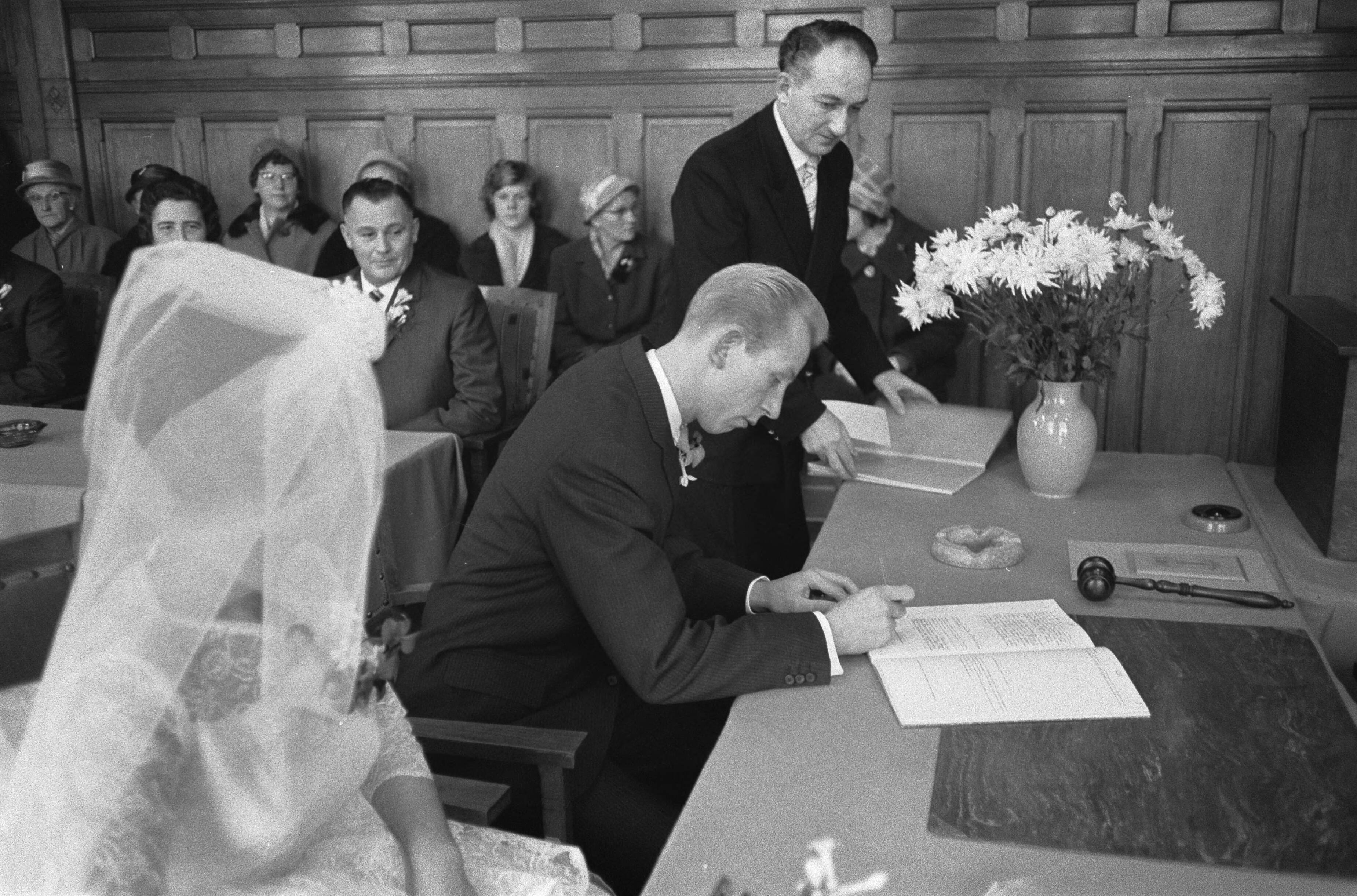 Fotocollectie Anefo — Huwelijk van Henk Groot , speler van Ajax, met Elly Kaayk in Koog aan de Zaan , het echtpaar voor het staduis — Foto: Pot, Harry / Anefo. Licentie: Set B: Rechtenvrij / Publiek Domein. Bron: Nationaal Archief. http://hdl.handle.net/10648/a9c13e58-d0b4-102d-bcf8-003048976d84