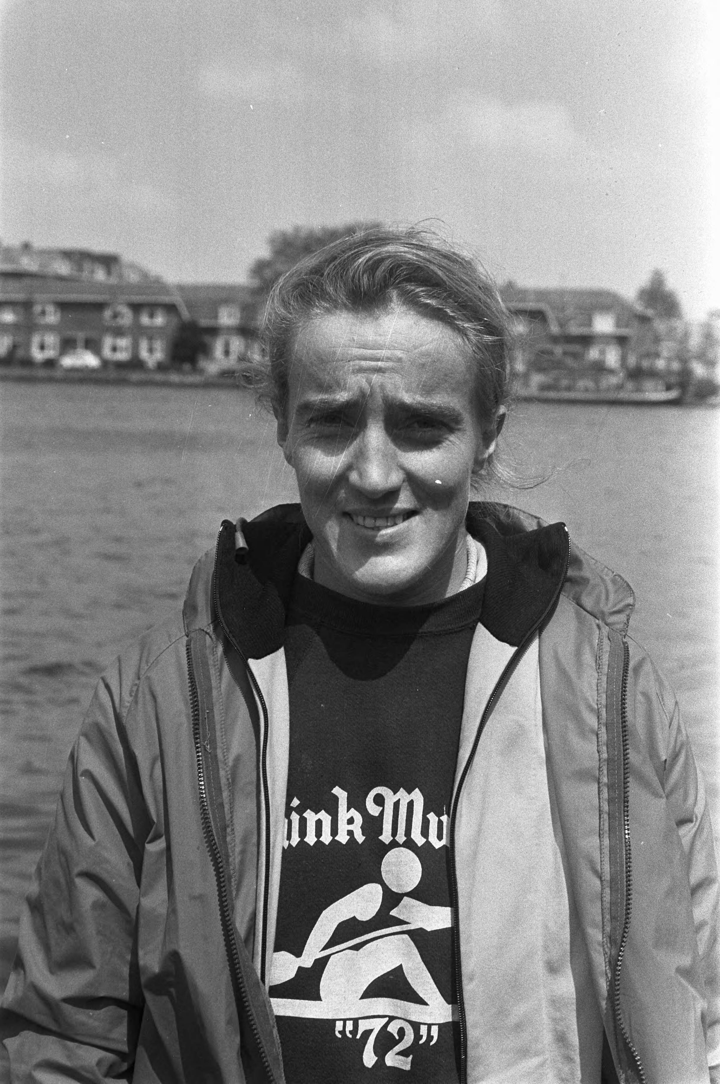 Internationale kanowedstrijden 1972 op de Zaan te Zaanstad — Een van de deelnemende kanovaarders — Foto: Fotograaf Onbekend / Anefo. Licentie: Set B: Rechtenvrij / Publiek Domein. Bron: Nationaal Archief. http://hdl.handle.net/10648/abec4da8-d0b4-102d-bcf8-003048976d84