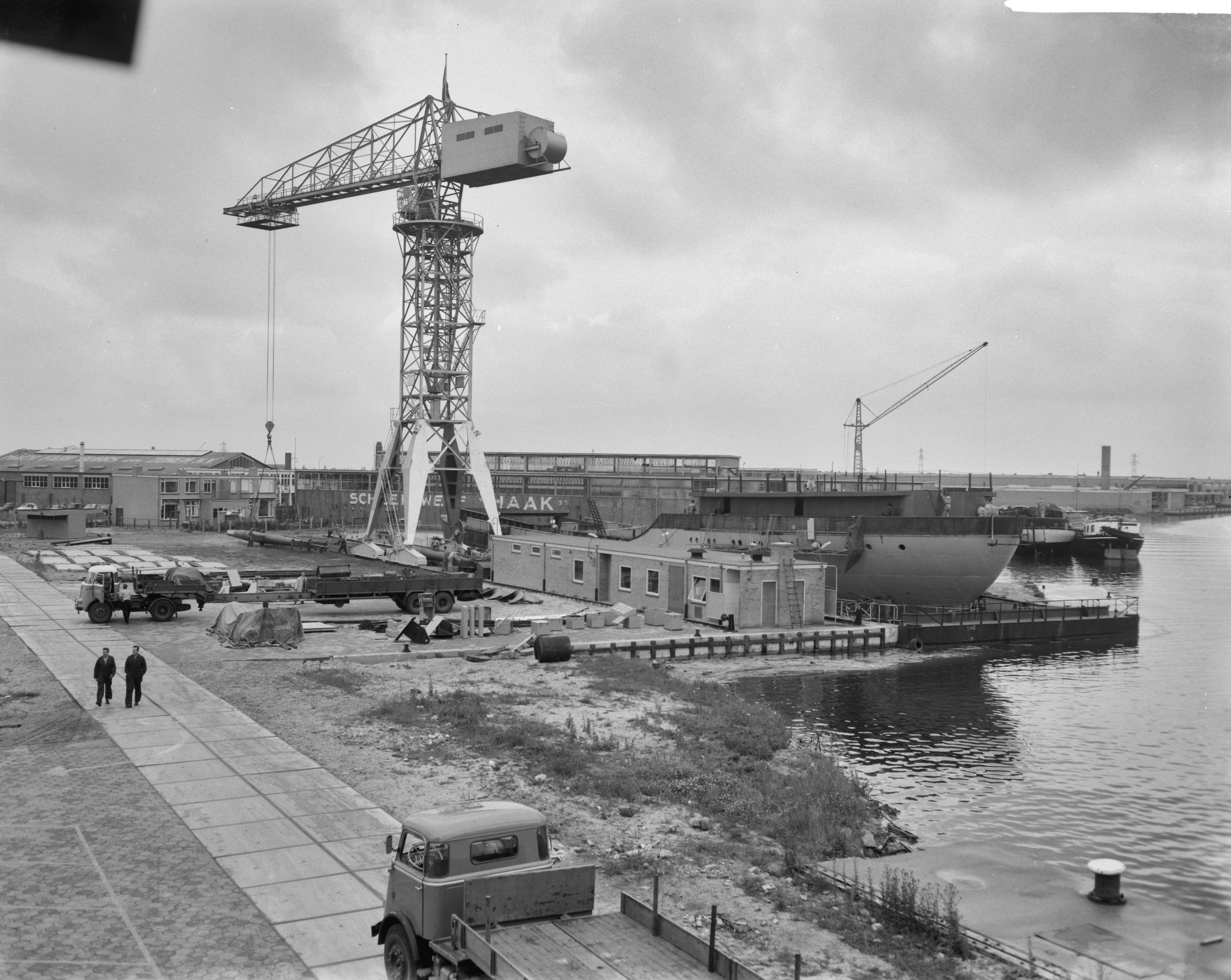 Fotocollectie Anefo — Tewaterlating te Zaandam van het Torpedo-inschietvaartuig "Van Bochove" van de Koninklijke Marine bij de Zaanlandse Scheepsbouwmaatschappij door de vrouw van de directeur van de bewapeningswerkplaats der Marine te Den Helder, mevr. Reiche-Van Aardenne. Dit vaartuig wordt genoemd naar wijlen luitenant-ter-zee der eerste klasse P.D. van Bochoven, in leven hoofd van het inschietbedrijf van de Kon. Marine, die gedurende de uitoefening van zijn functie tengevolge van een tragisch ongeval op 7 juli 1959 om het leven kwam — Foto: Bilsen, Joop van / Anefo. Licentie: Set B: Rechtenvrij / Publiek Domein. Bron: Nationaal Archief. http://hdl.handle.net/10648/aa1128f0-d0b4-102d-bcf8-003048976d84