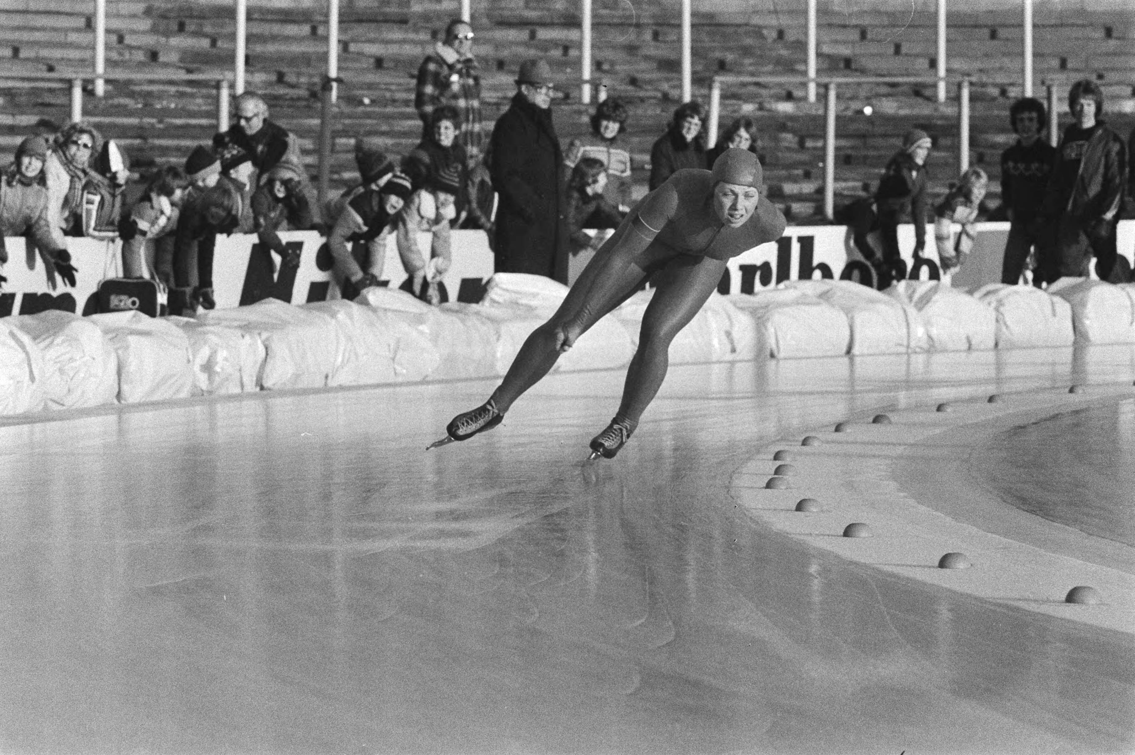 Fotocollectie Anefo — Wereldkampioenschappen schaatsen dames allround in Den Haag. Ria Visser in actie. — Foto: Suyk, Koen / Anefo. Licentie: Set B: Rechtenvrij / Publiek Domein. Bron: Nationaal Archief. http://hdl.handle.net/10648/acc3c1f2-d0b4-102d-bcf8-003048976d84