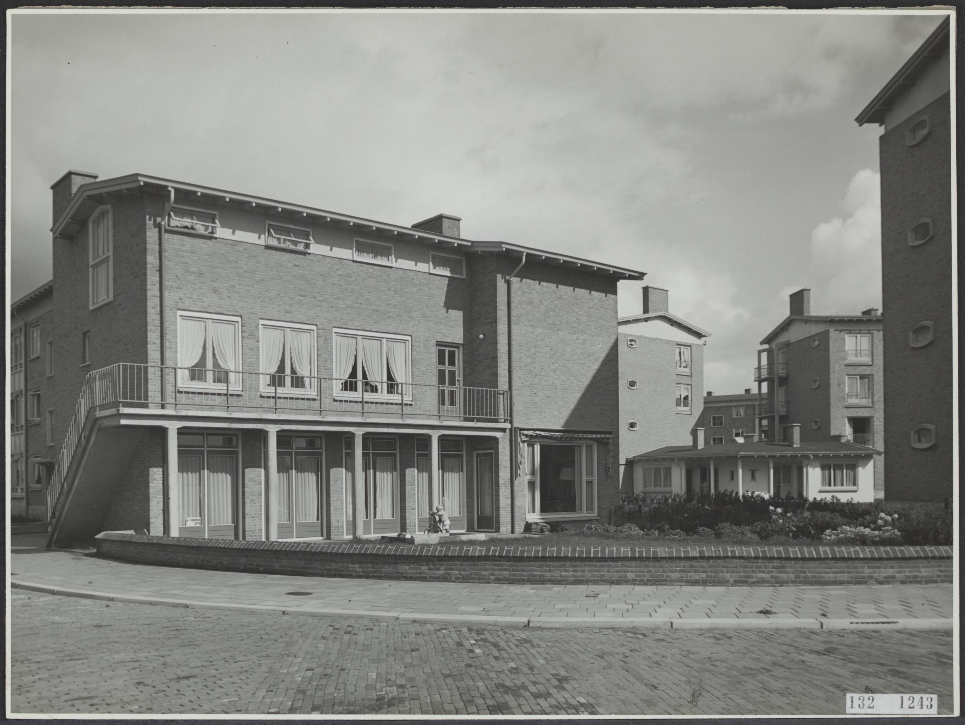 Fotocollectie Rijksvoorlichtingsdienst Eigen — Schoonhetenstraat [Den Haag]. Gemeentewoningen. Arch. ir. J.A. Lucas. Dokterswoning in moderne arbeiderswijk. [Woonhuis van dokter Verster] — Foto: Fotodienst Gemeente Den Haag. Licentie: Set B: Rechtenvrij / Publiek Domein. Bron: Nationaal Archief. http://hdl.handle.net/10648/af565722-d0b4-102d-bcf8-003048976d84