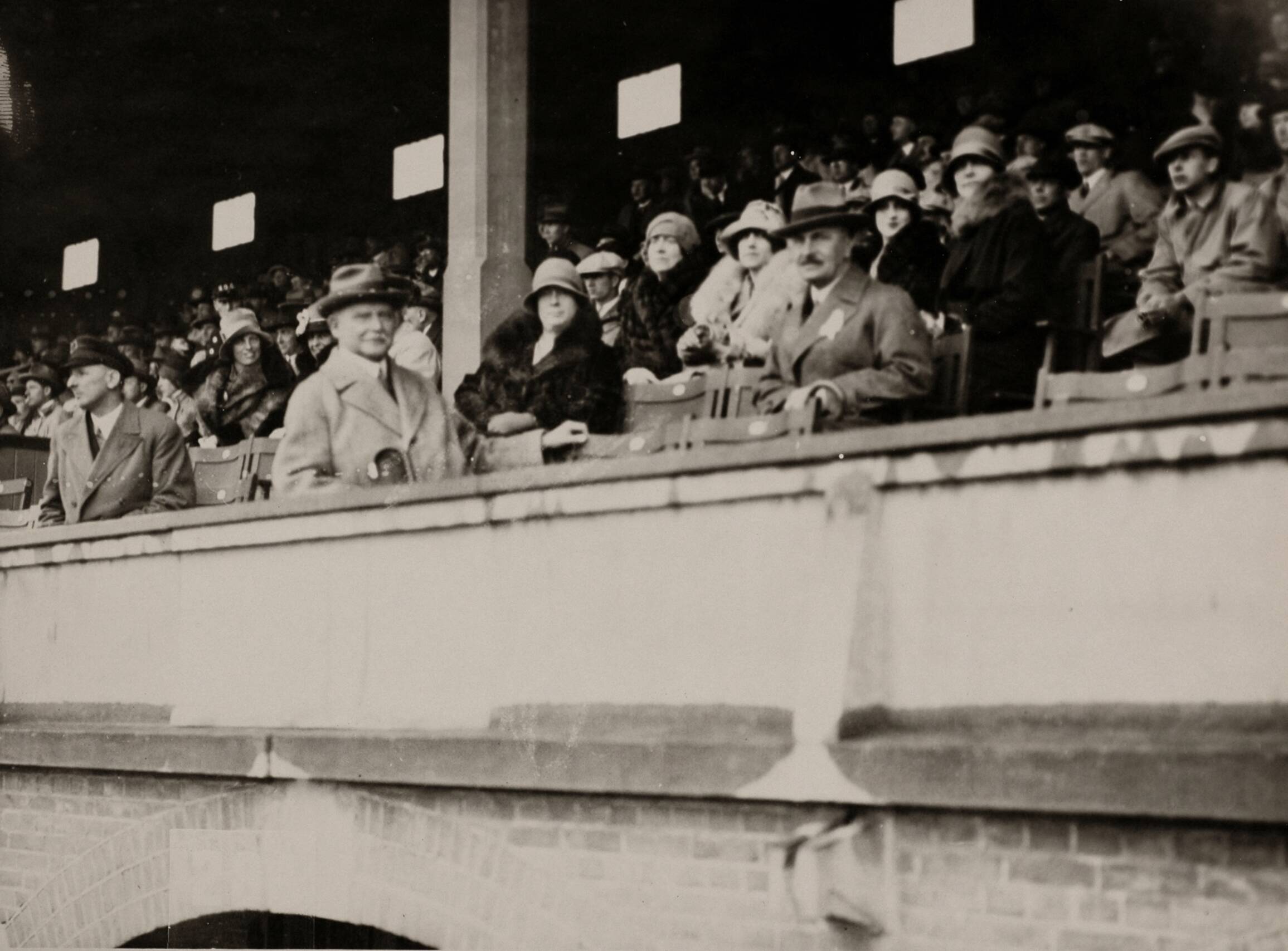 Sport — Sport. Olympische Spelen 1928 Amsterdam, Nederland : Toeschouwers op de tribune van het olympisch stadion. — Foto: Fotograaf Onbekend / Algemeen Fotobureau Amsterdam / Spaarnestad Photo (05887). Licentie: Set B: Rechtenvrij / Publiek Domein. Bron: Nationaal Archief. http://hdl.handle.net/10648/35429da6-d577-a382-e063-6df0900a6686