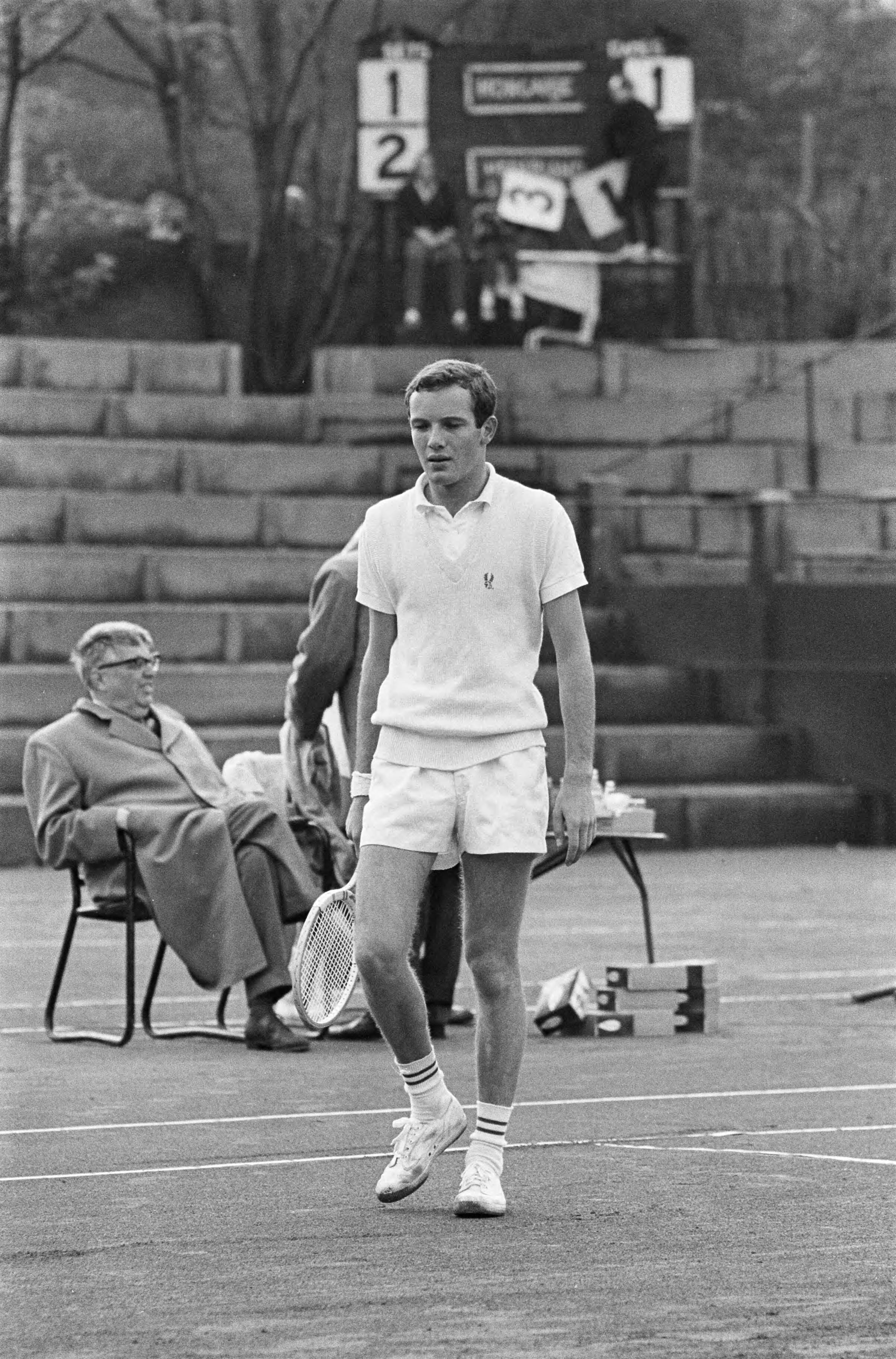 Fotocollectie Anefo — Tennis. Davis Cup. Nederland tegen Hongarije (2e dag), Tom Okker lopend op de baan tijdens zijn partij tegen Andras Szikszai — Foto: Pot, Harry / Anefo. Licentie: Set B: Rechtenvrij / Publiek Domein. Bron: Nationaal Archief. http://hdl.handle.net/10648/aa674b86-d0b4-102d-bcf8-003048976d84
