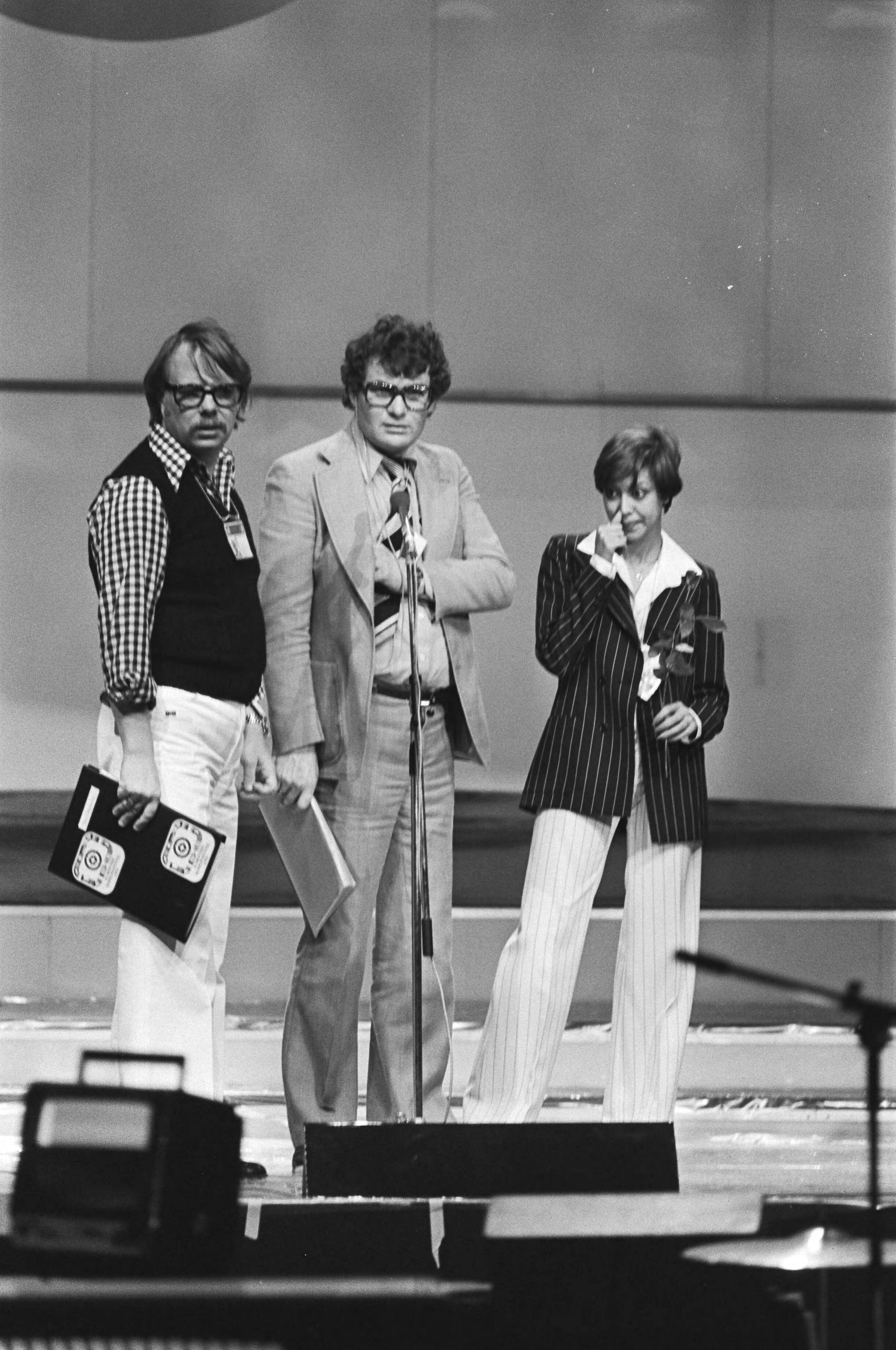 Fotocollectie Anefo — Voorbereiding Eurovisie Songfestival Den Haag ; Sandra repeteert met regisseur Theo Ordeman — Foto: Mieremet, Rob / Anefo. Licentie: Set B: Rechtenvrij / Publiek Domein. Bron: Nationaal Archief. http://hdl.handle.net/10648/ac807168-d0b4-102d-bcf8-003048976d84