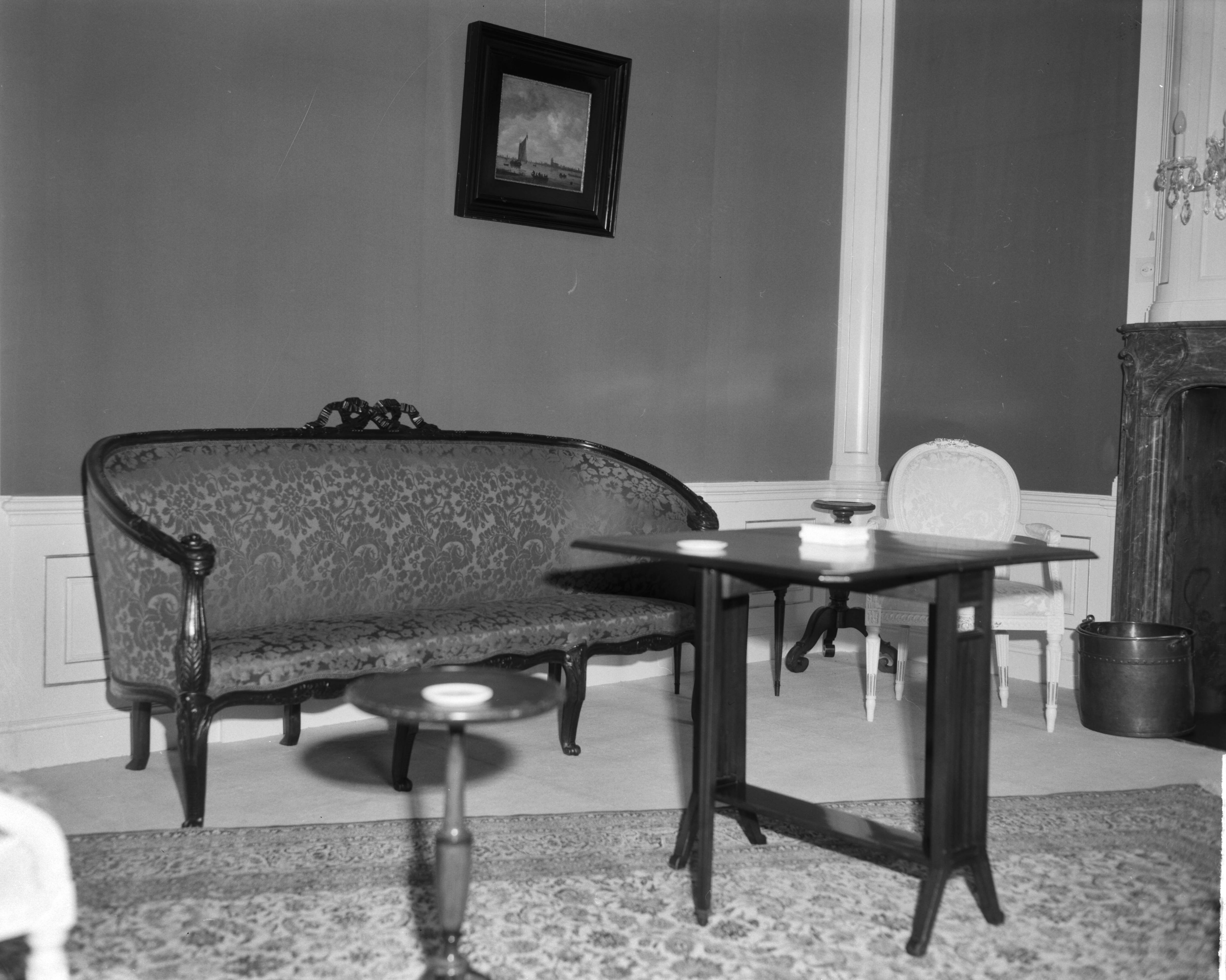 Fotocollectie Anefo — Interieur Slot Drakensteyn . De salon, met tapijt dat geschenk van de Sjah is — Foto: Bilsen, Joop van / Anefo. Licentie: Set B: Rechtenvrij / Publiek Domein. Bron: Nationaal Archief. http://hdl.handle.net/10648/aa306026-d0b4-102d-bcf8-003048976d84