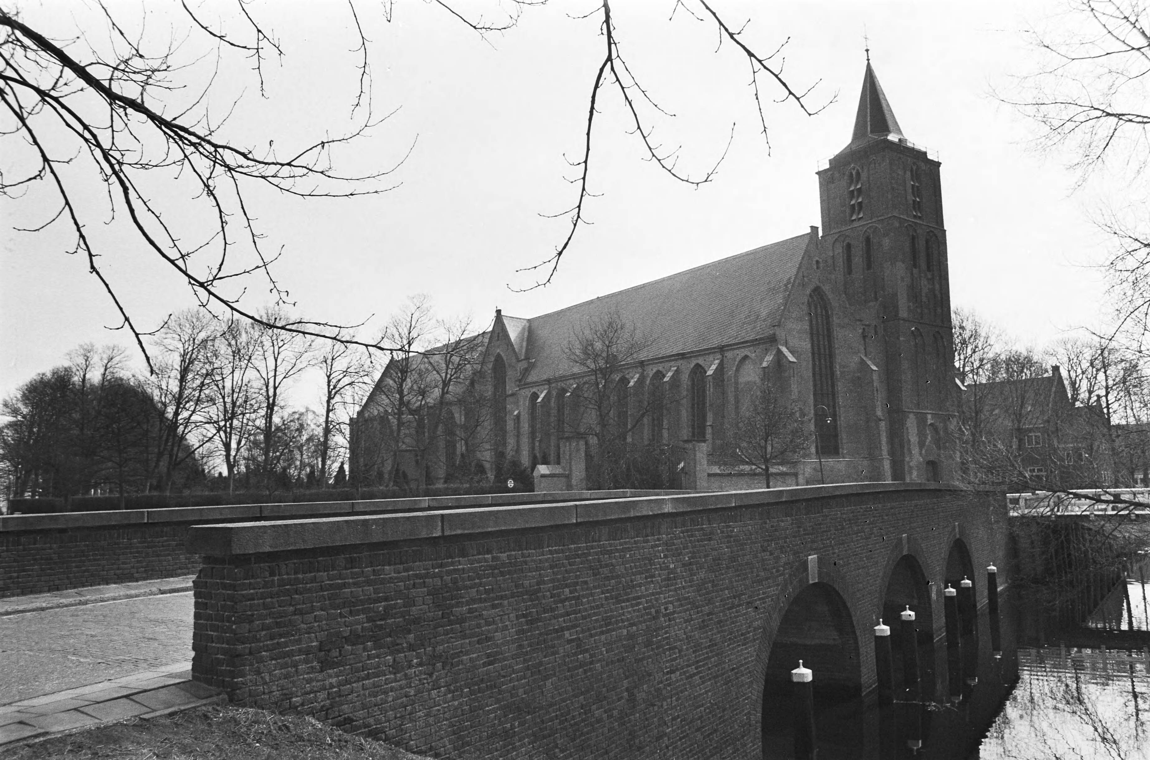 Fotocollectie Anefo — Nederlands Hervormde Grote of St. Nicolaaskerk in Edam; exterieur — Foto: Pereira, Fernando / Anefo. Licentie: Set B: Rechtenvrij / Publiek Domein. Bron: Nationaal Archief. http://hdl.handle.net/10648/acdd49ec-d0b4-102d-bcf8-003048976d84