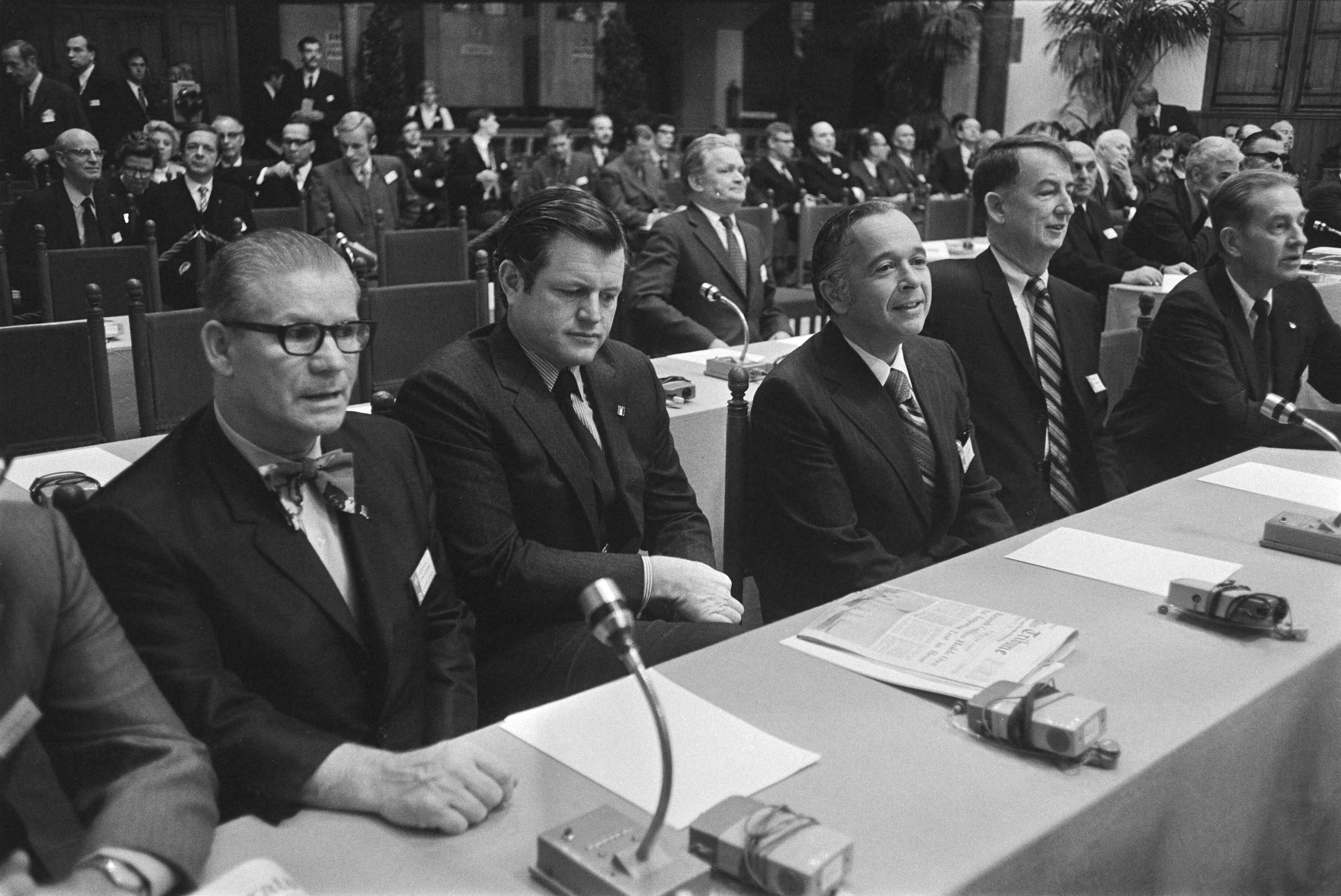 Fotocollectie Anefo — NATO Parlement bijeen in Ridderzaal, Den Haag ; USA-delegatie: midden E. Kennedy — Foto: Koch, Eric / Anefo. Licentie: Set B: Rechtenvrij / Publiek Domein. Bron: Nationaal Archief. http://hdl.handle.net/10648/aba96e3e-d0b4-102d-bcf8-003048976d84
