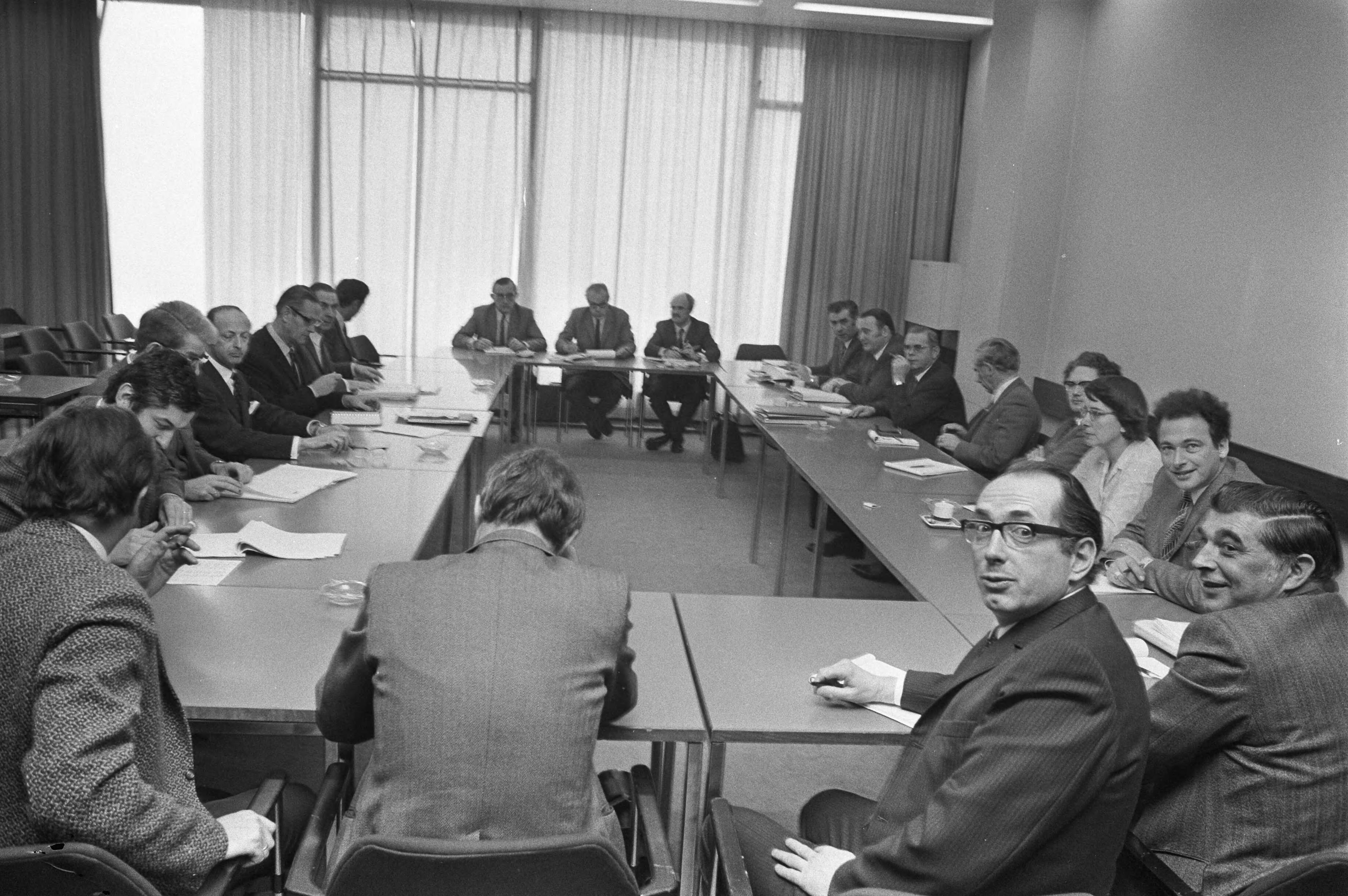 Fotocollectie Anefo — Metaalbonden en bemiddelaars in Utrecht bijeen i.v.m. conflict in grootmetaal; alle delegaties aan de tafel, op voorgrond A. Groenevelt (voorzitter Industriebond — Foto: Mieremet, Rob / Anefo. Licentie: Set B: Rechtenvrij / Publiek Domein. Bron: Nationaal Archief. http://hdl.handle.net/10648/abe0eb7a-d0b4-102d-bcf8-003048976d84