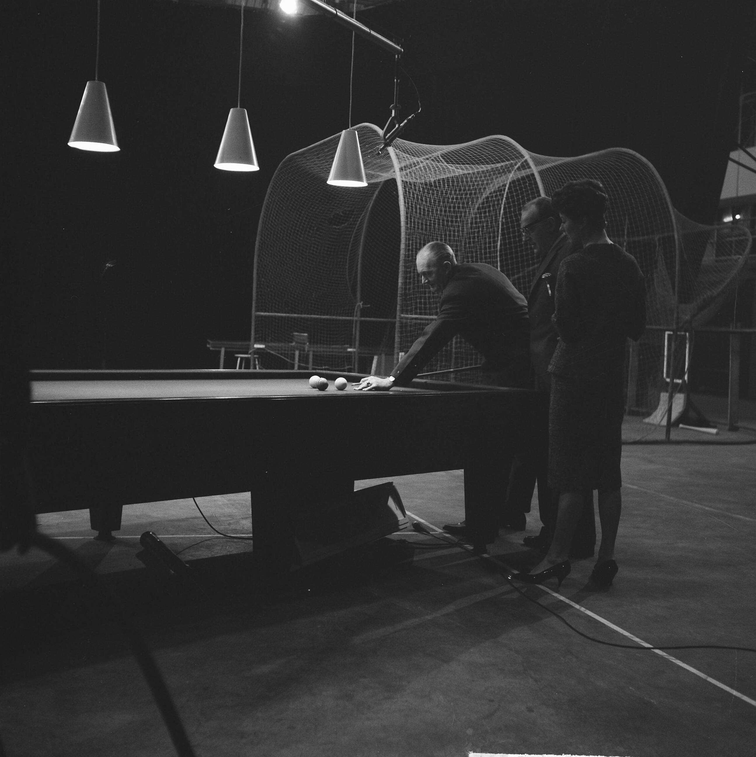 Fotocollectie Anefo — Televisieprogramma "TV-Toto" van de VARA uitgezonden vanuit de Expohal, Piet van de Poll demonstreert biljarten — Foto: Lindeboom, Henk / Anefo. Licentie: Set B: Rechtenvrij / Publiek Domein. Bron: Nationaal Archief. http://hdl.handle.net/10648/a9c24514-d0b4-102d-bcf8-003048976d84