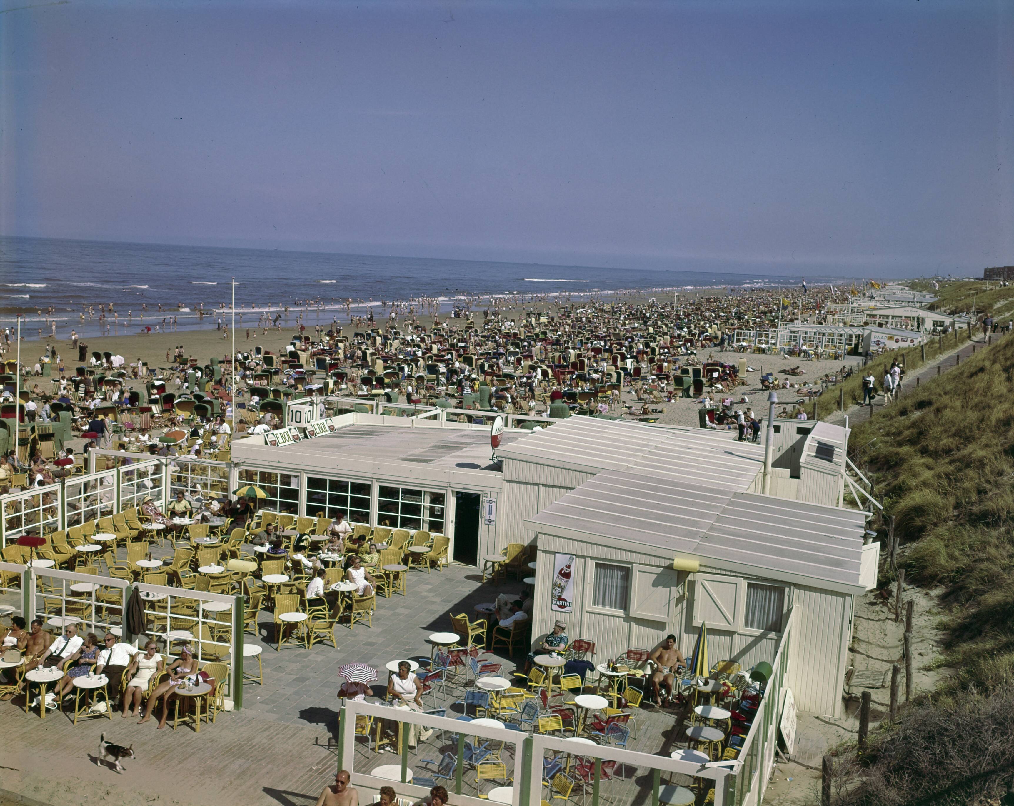 Fotocollectie Anefo — [Strand van Zandvoort] — Foto: Fotograaf Onbekend / Anefo. Licentie: Set B: Rechtenvrij / Publiek Domein. Bron: Nationaal Archief. http://hdl.handle.net/10648/ad8c2ae8-d0b4-102d-bcf8-003048976d84