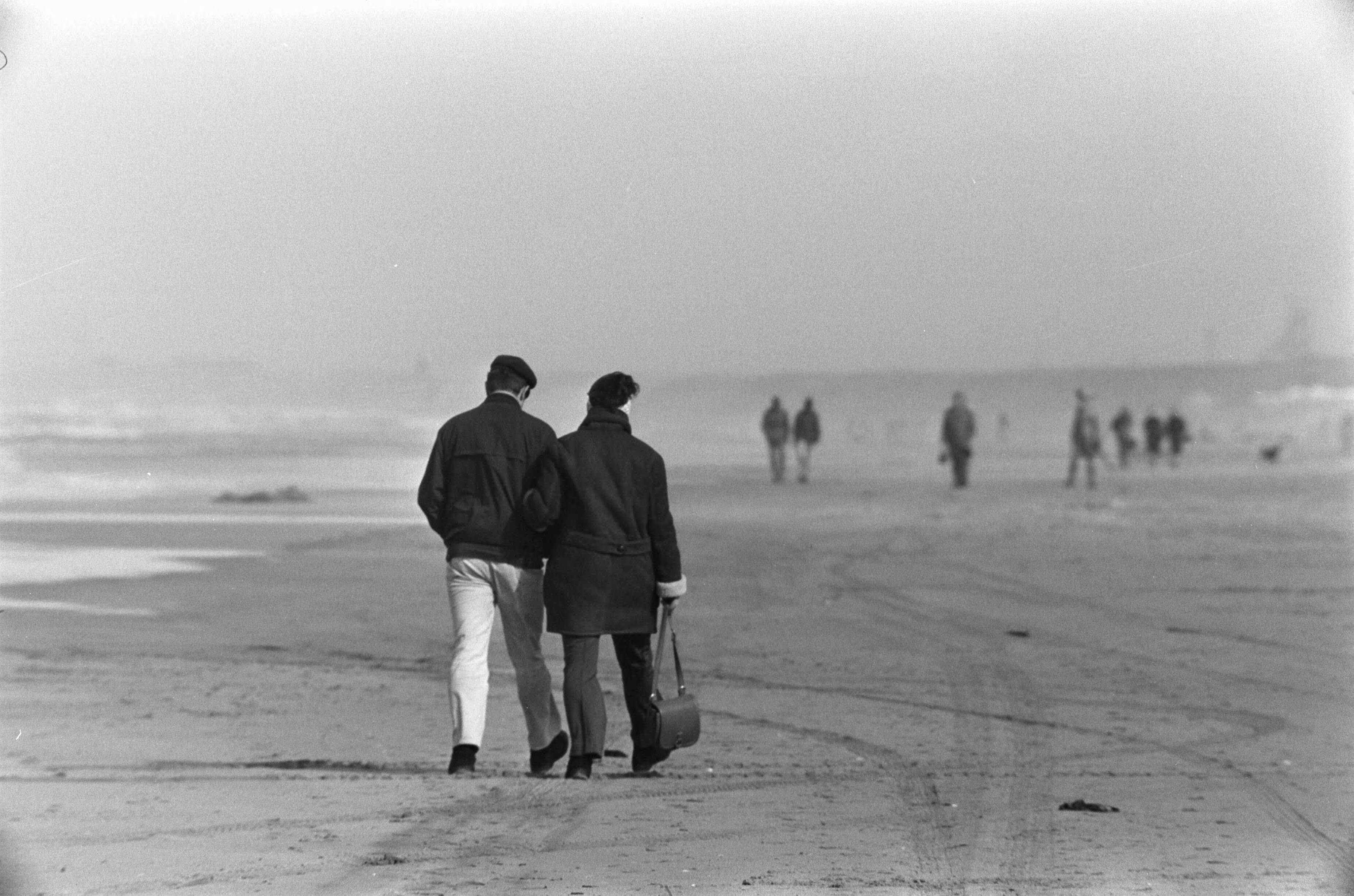 Fotocollectie Anefo — Enkele wandelaars op strand Zandvoort — Foto: Koch, Eric / Anefo. Licentie: Set B: Rechtenvrij / Publiek Domein. Bron: Nationaal Archief. http://hdl.handle.net/10648/ab922d46-d0b4-102d-bcf8-003048976d84