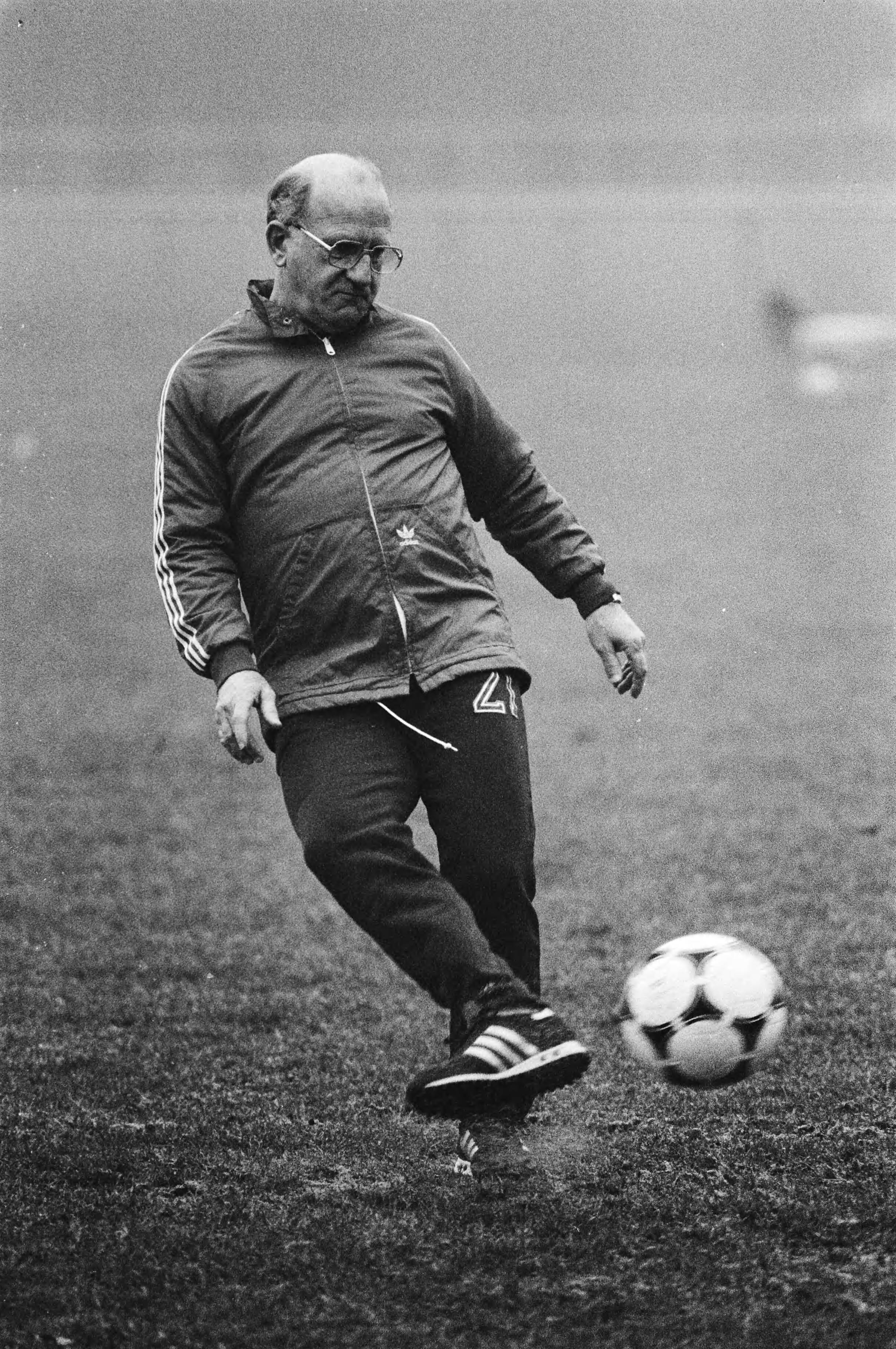 Training van het Nederlands elftal in Zeist — Bondscoach Rijvers met de bal — Foto: Antonisse, Marcel / Anefo. Licentie: Set B: Rechtenvrij / Publiek Domein. Bron: Nationaal Archief. http://hdl.handle.net/10648/ad24c51a-d0b4-102d-bcf8-003048976d84