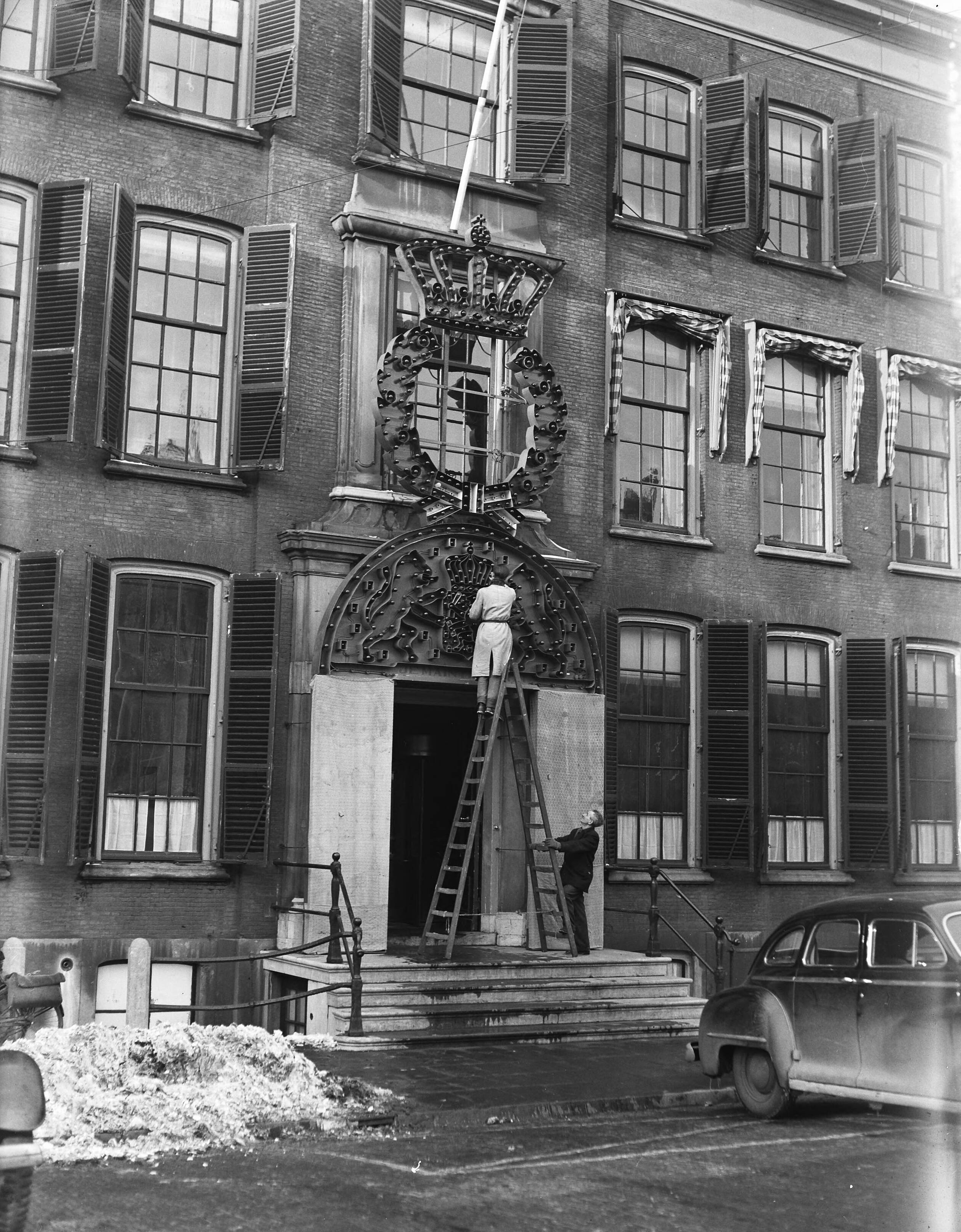 Fotocollectie Anefo — Feestversiering Ministerie van Financiën te Den Haag — Foto: Fotograaf Onbekend / Anefo. Licentie: Set B: Rechtenvrij / Publiek Domein. Bron: Nationaal Archief. http://hdl.handle.net/10648/a8a4fdca-d0b4-102d-bcf8-003048976d84