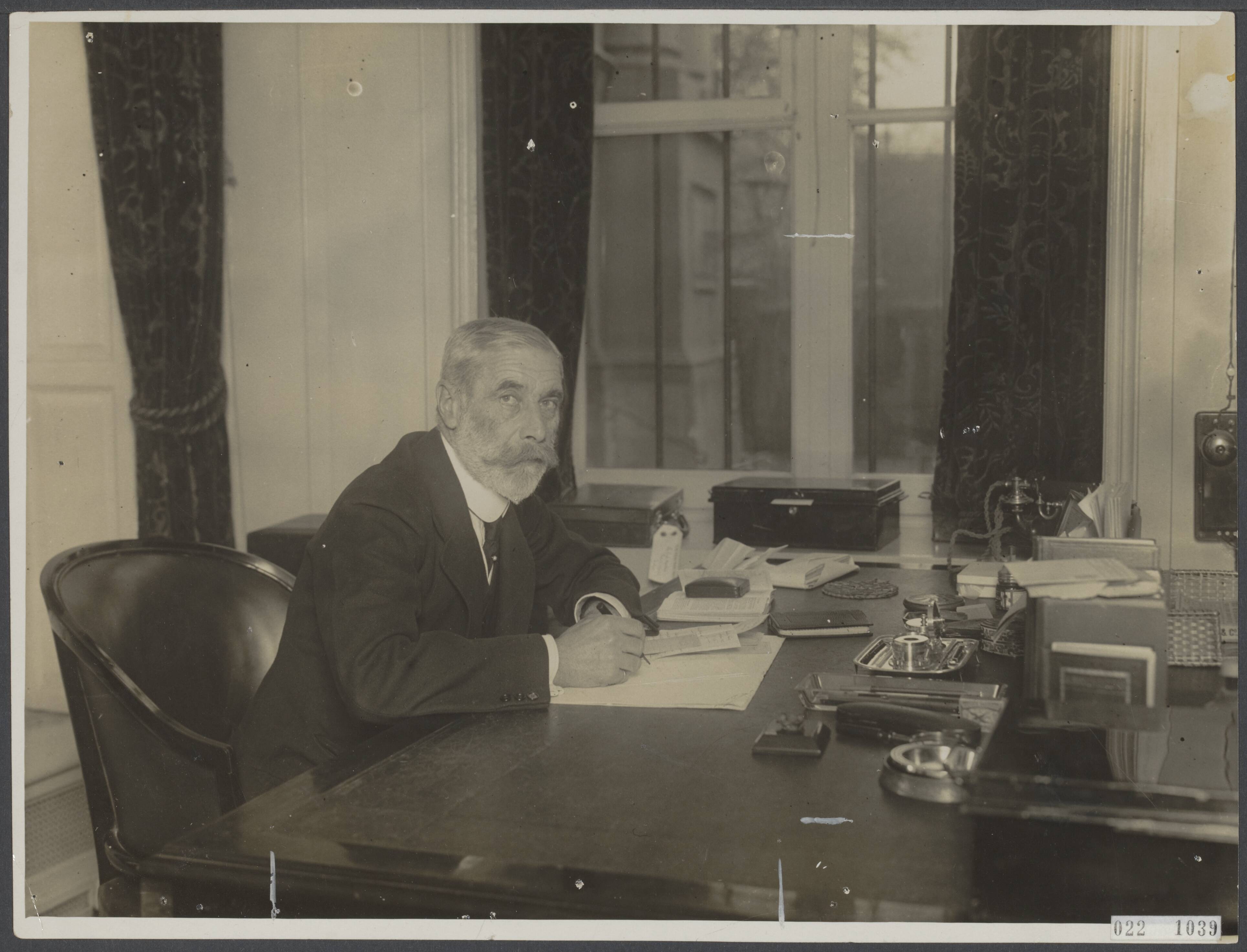 Staatszaken / Engeland — Sir Charles Marling, de nieuwbenoemde Britse gezant in Den Haag — Foto: N.V. Vereenigde Fotobureaux. Licentie: Set B: Rechtenvrij / Publiek Domein. Bron: Nationaal Archief. http://hdl.handle.net/10648/4b22c0c8-aeee-f375-d5bf-28f204b48291