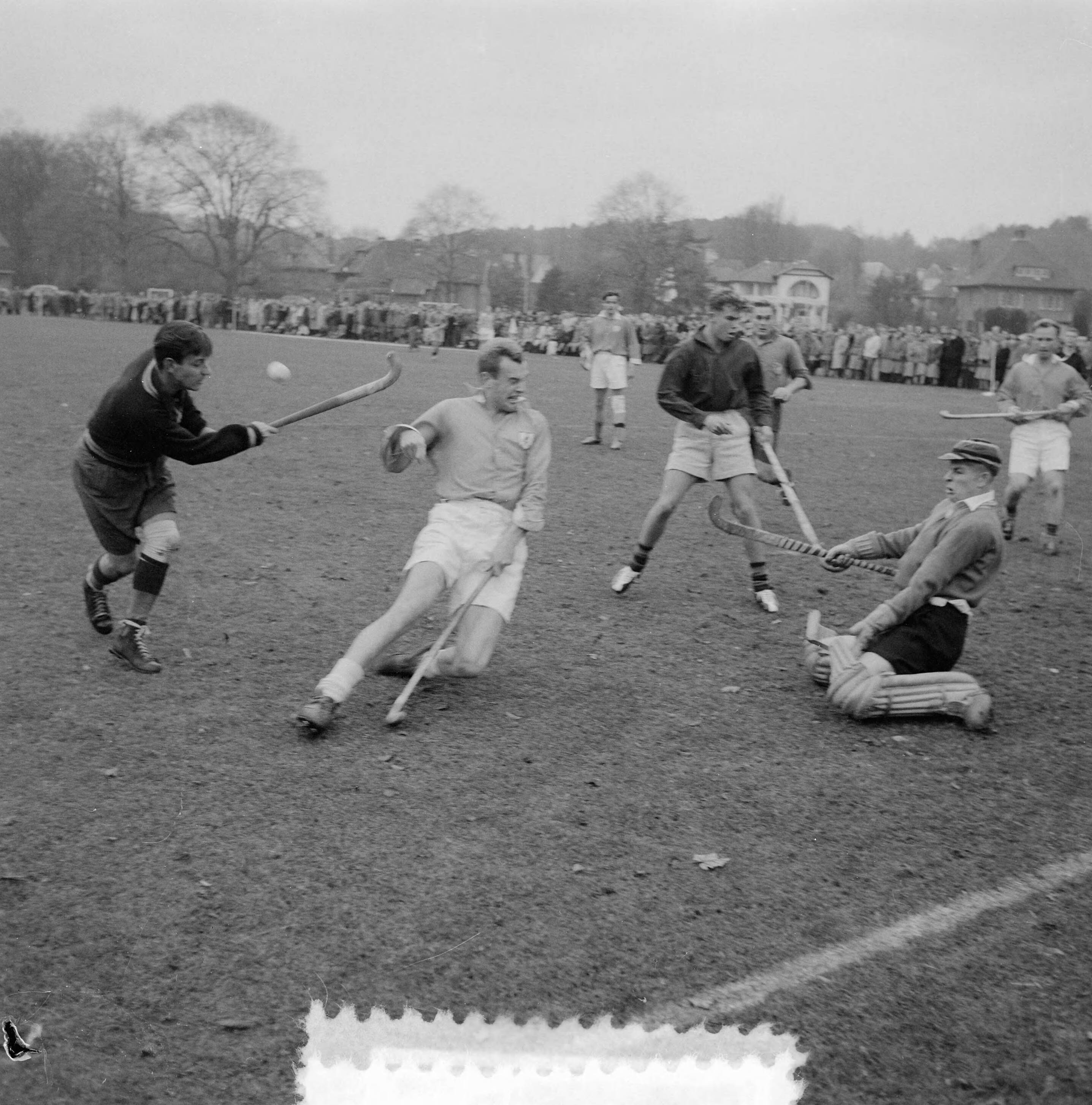 Fotocollectie Anefo — Hockey. BMHC tegen HHIJC 2-1. Spelmoment — Foto: Behrens, Herbert F. / Anefo. Licentie: Set B: Rechtenvrij / Publiek Domein. Bron: Nationaal Archief. http://hdl.handle.net/10648/a93f268e-d0b4-102d-bcf8-003048976d84