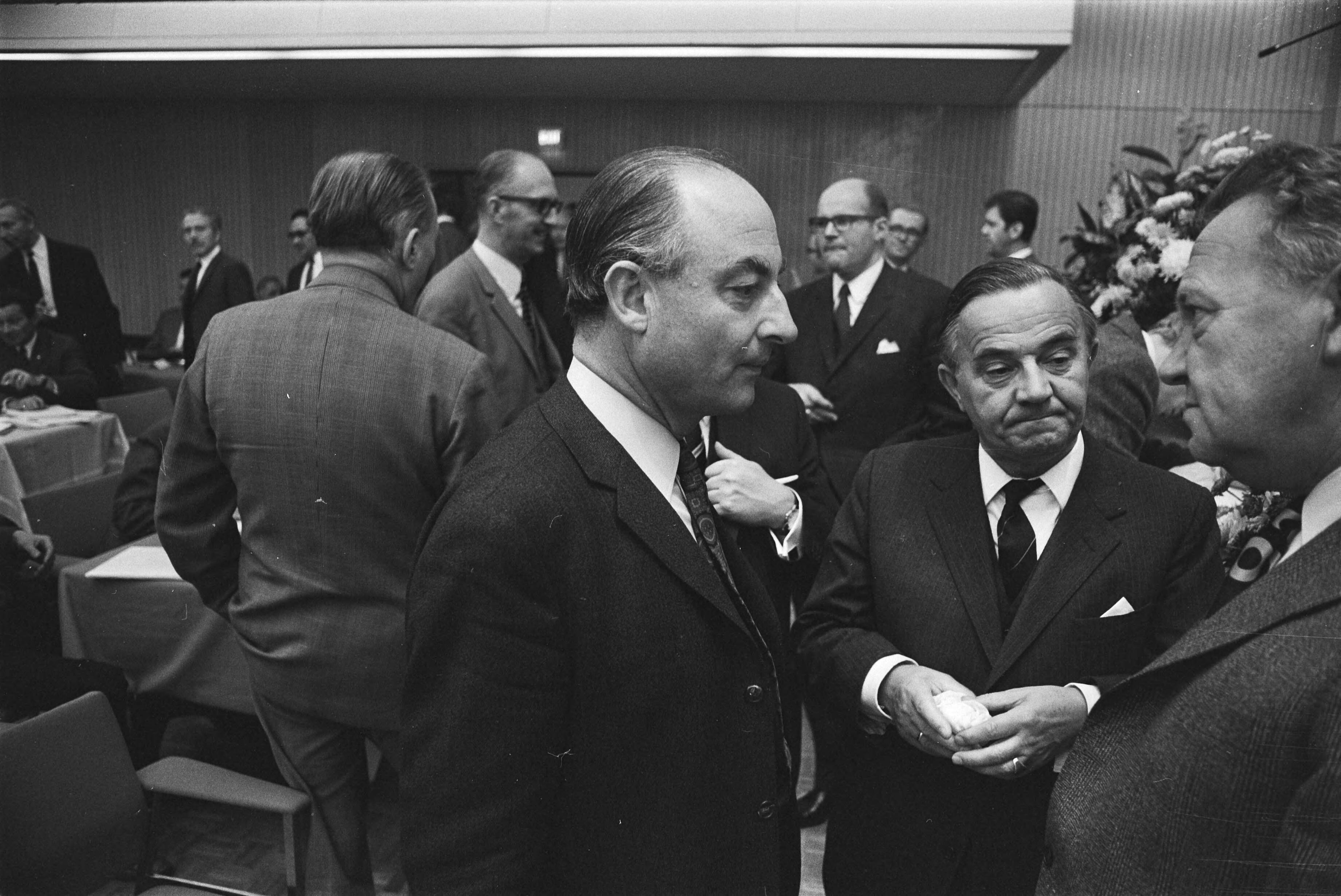 Fotocollectie Anefo — KVP-Partijraad bijeen in Congresgebouw Den Haag om te praten over o.a. het verkiezingsprogram; nr. 2: Schmelzer gesprek met De Jong , nr. 3: links voorz. — Foto: Verhoeff, Bert / Anefo. Licentie: Set B: Rechtenvrij / Publiek Domein. Bron: Nationaal Archief. http://hdl.handle.net/10648/aba920c8-d0b4-102d-bcf8-003048976d84