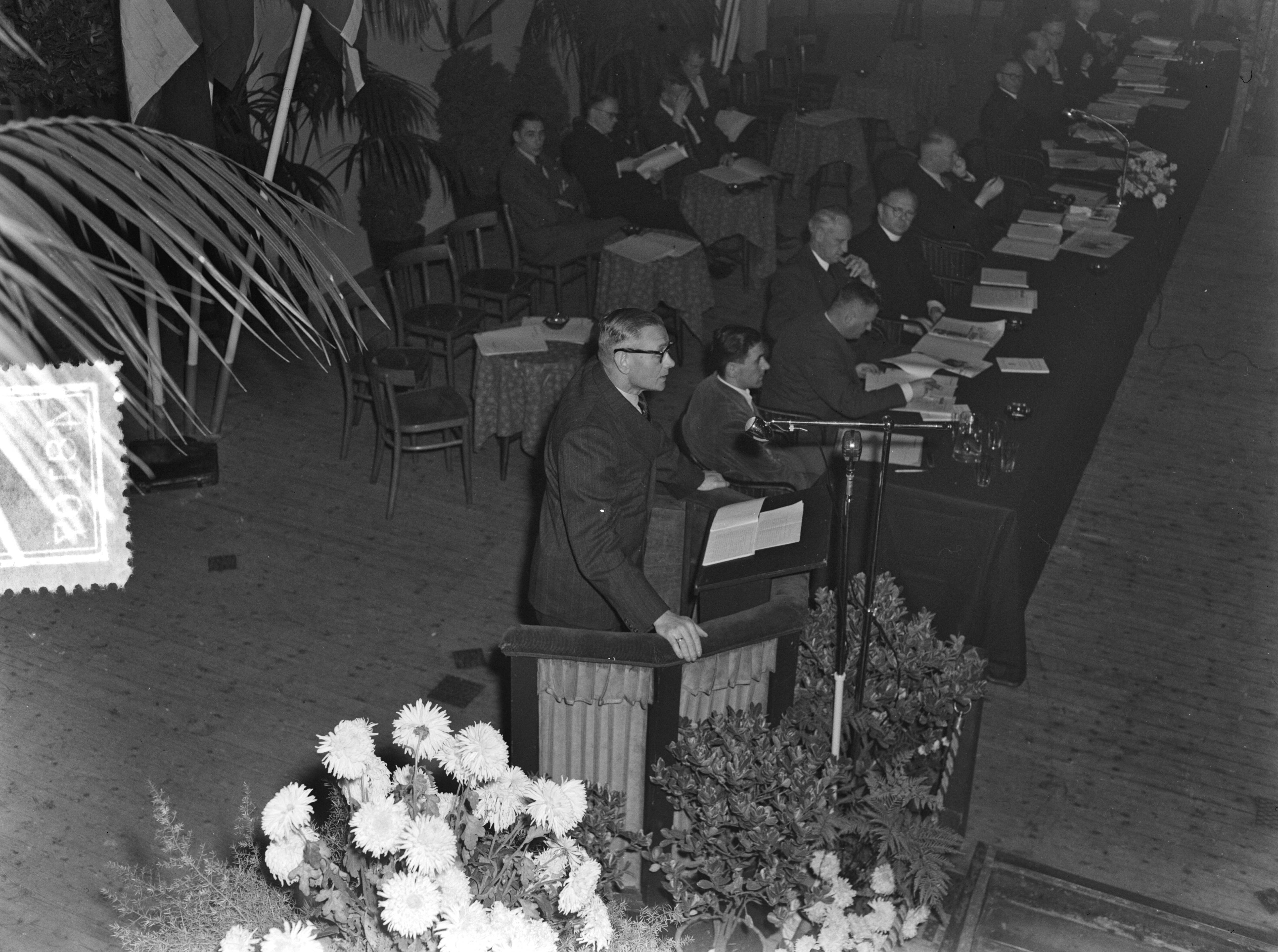 Fotocollectie Anefo — KVP-congres in Tivoli (Utrecht). Voorzitter W.J. Andriessen — Foto: Pot, Harry / Anefo. Licentie: Set B: Rechtenvrij / Publiek Domein. Bron: Nationaal Archief. http://hdl.handle.net/10648/a8f0c11a-d0b4-102d-bcf8-003048976d84