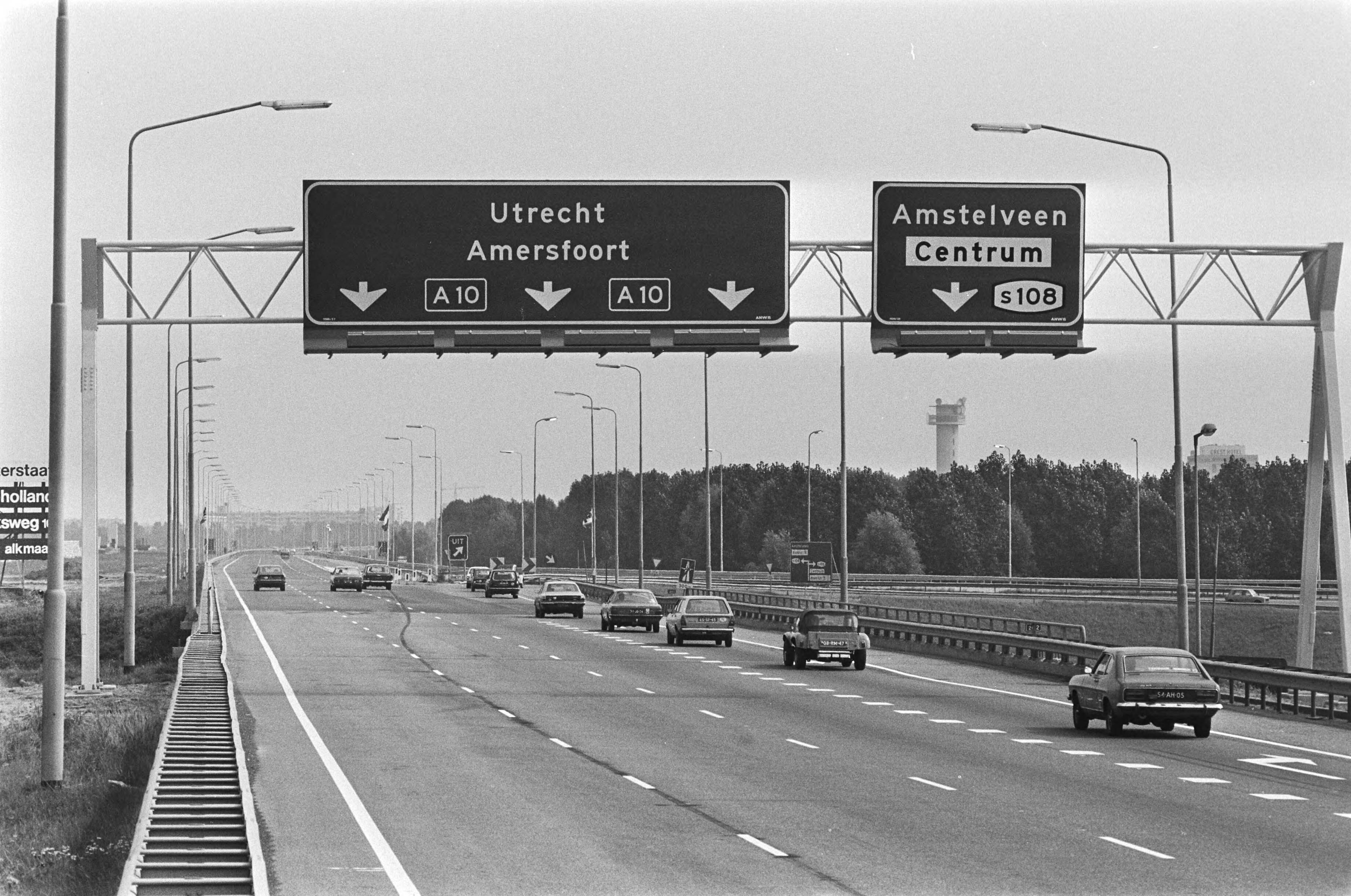 Fotocollectie Anefo — Snelweg Den Haag Amsterdam die overgaat in Ringweg rond hoofdstad is weer doorgetrokken 2200 meter richting RAI — Foto: Verhoeff, Bert / Anefo. Licentie: Set B: Rechtenvrij / Publiek Domein. Bron: Nationaal Archief. http://hdl.handle.net/10648/aca1fb08-d0b4-102d-bcf8-003048976d84