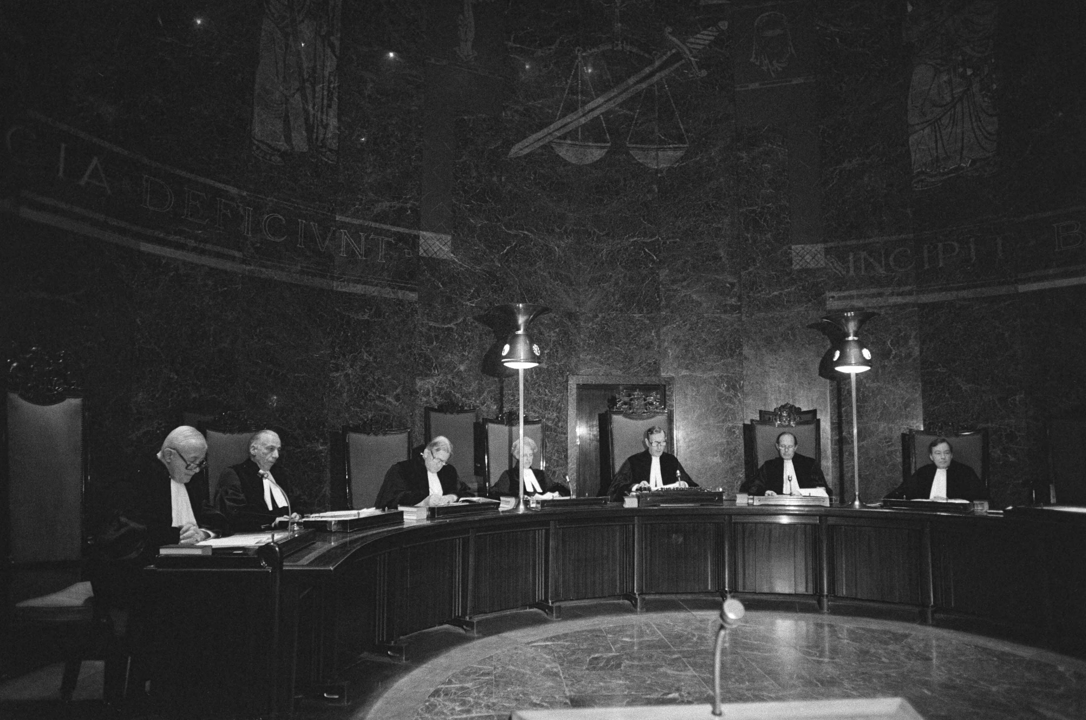 Fotocollectie Anefo — Voor Hoge Raad in Den Haag advocaat-generaal mr. J. Remmelink visie op zaak Menten, 0 en 31 overzicht Hoge Raad, 29 mr. Remmelink — Foto: Antonisse, Marcel / Anefo. Licentie: Set B: Rechtenvrij / Publiek Domein. Bron: Nationaal Archief. http://hdl.handle.net/10648/aceea3cc-d0b4-102d-bcf8-003048976d84