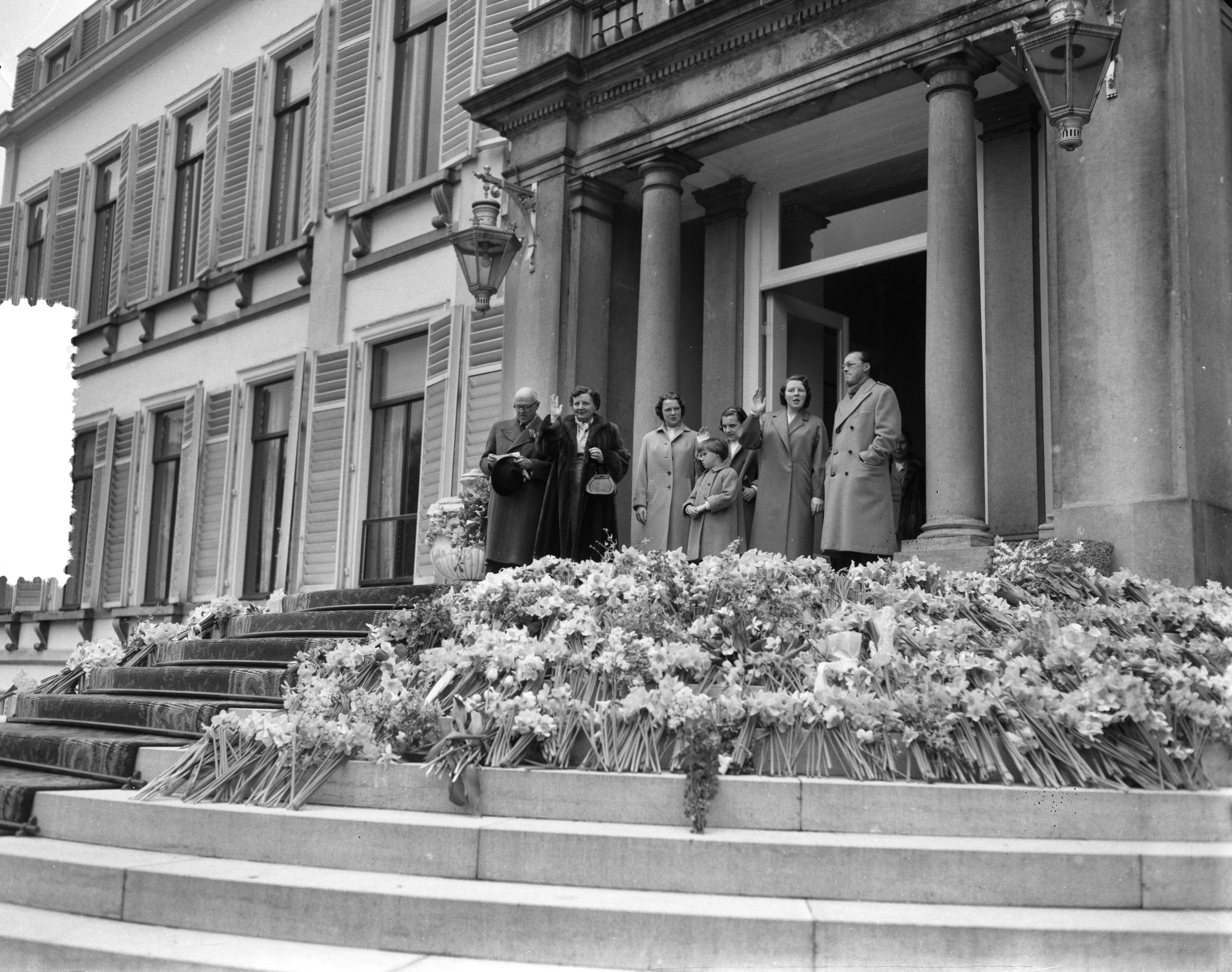Koninginnedag 1956 — Defilé langs paleis Soestdijk ter gelegenheid van de verjaardag van koningin Juliana — Foto: Noske, J.D. / Anefo. Licentie: Set B: Rechtenvrij / Publiek Domein. Bron: Nationaal Archief. http://hdl.handle.net/10648/a946fe5e-d0b4-102d-bcf8-003048976d84