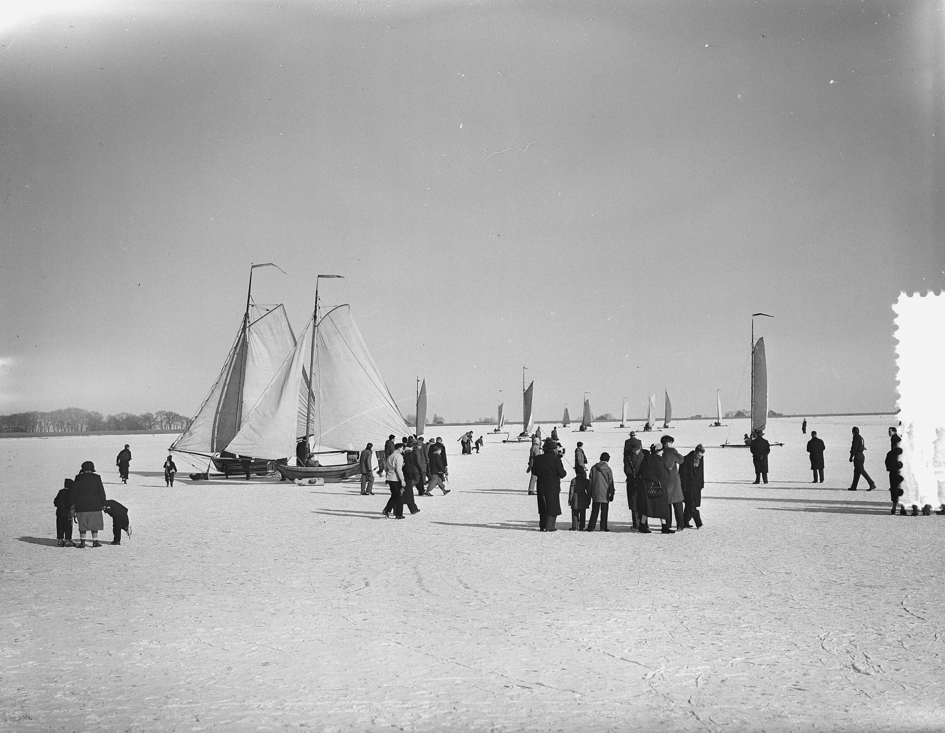 Fotocollectie Anefo — IJszeilen op de Gouwzee bij Monnickendam — Foto: Bilsen, Joop van / Anefo. Licentie: Set B: Rechtenvrij / Publiek Domein. Bron: Nationaal Archief. http://hdl.handle.net/10648/a942d7f2-d0b4-102d-bcf8-003048976d84