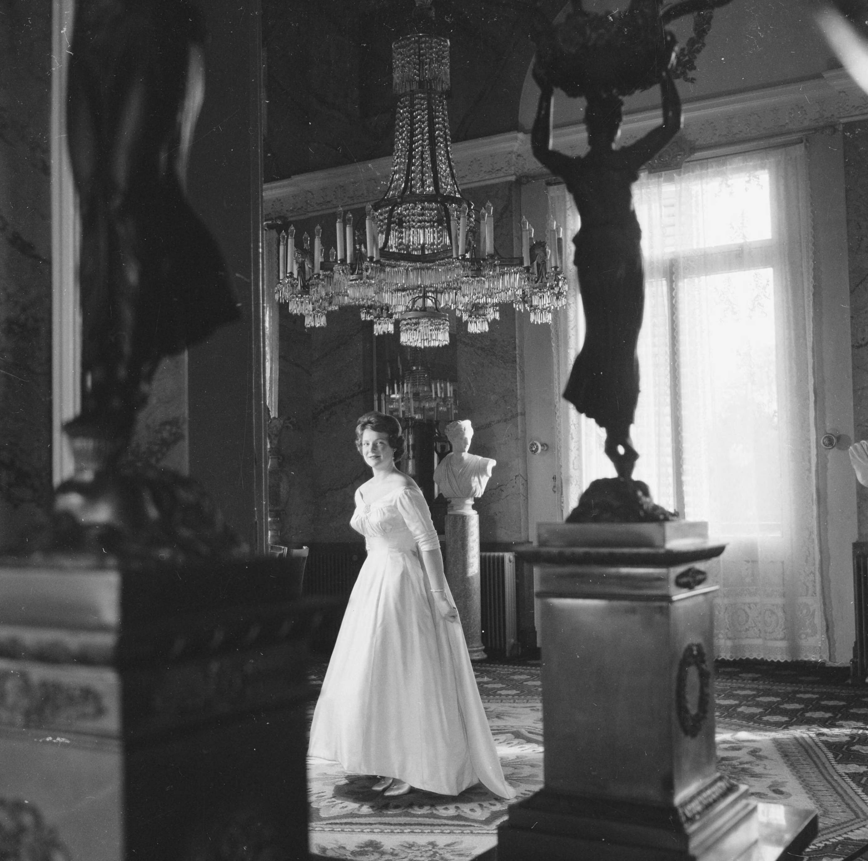 Fotocollectie RVD / Koninklijk Huis — Prinses Irene in avondjurk, staande in paleis Soestdijk, 1959 — Foto: Koot, Max / RVD. Licentie: Set B: Rechtenvrij / Publiek Domein. Bron: Nationaal Archief. http://hdl.handle.net/10648/afb6e128-d0b4-102d-bcf8-003048976d84