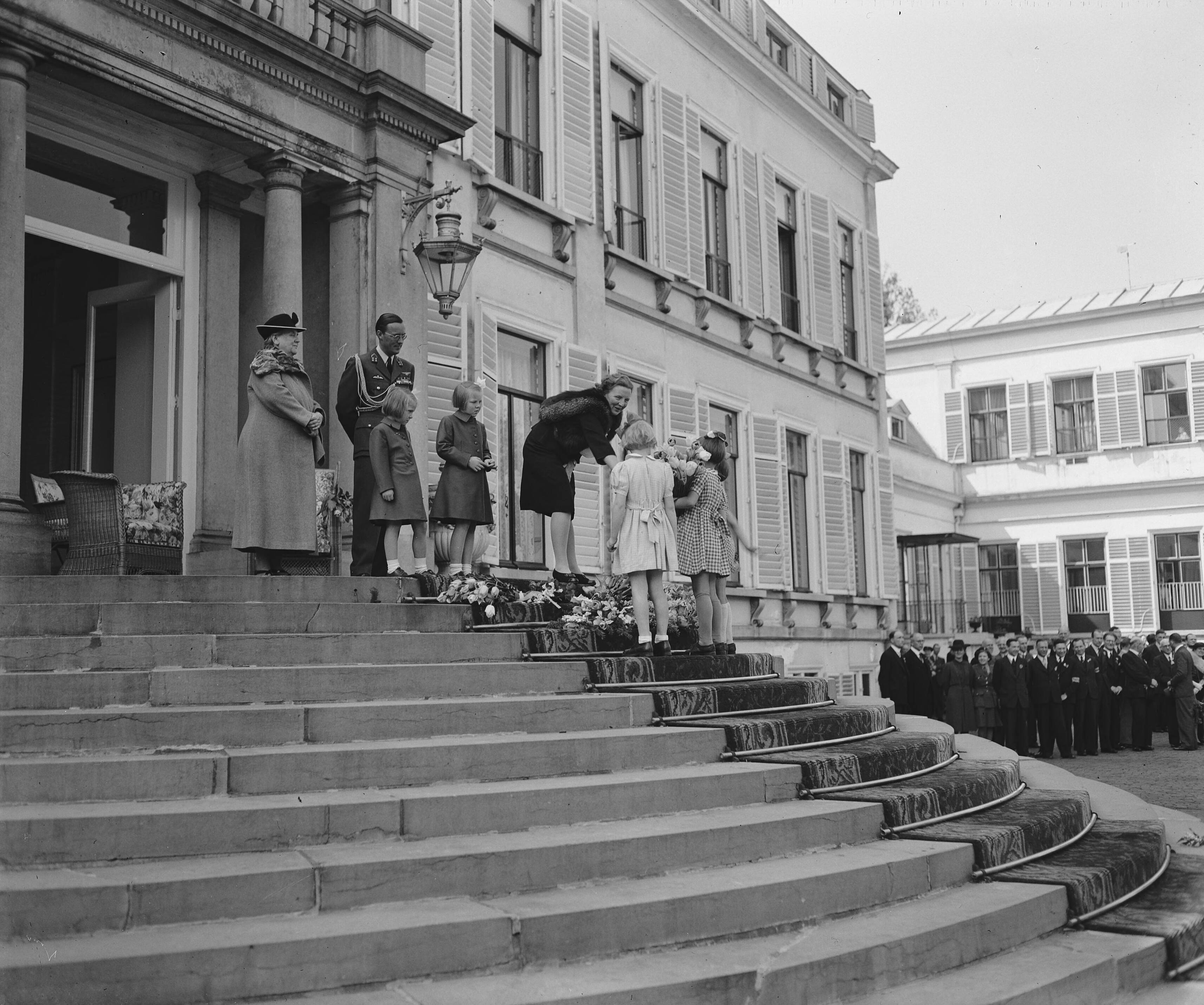 Fotocollectie Anefo — Verjaardag van prinses Juliana. Juliana ontvangt bloemen — Foto: Raucamp, Koos / Anefo. Licentie: Set B: Rechtenvrij / Publiek Domein. Bron: Nationaal Archief. http://hdl.handle.net/10648/a89d1b32-d0b4-102d-bcf8-003048976d84