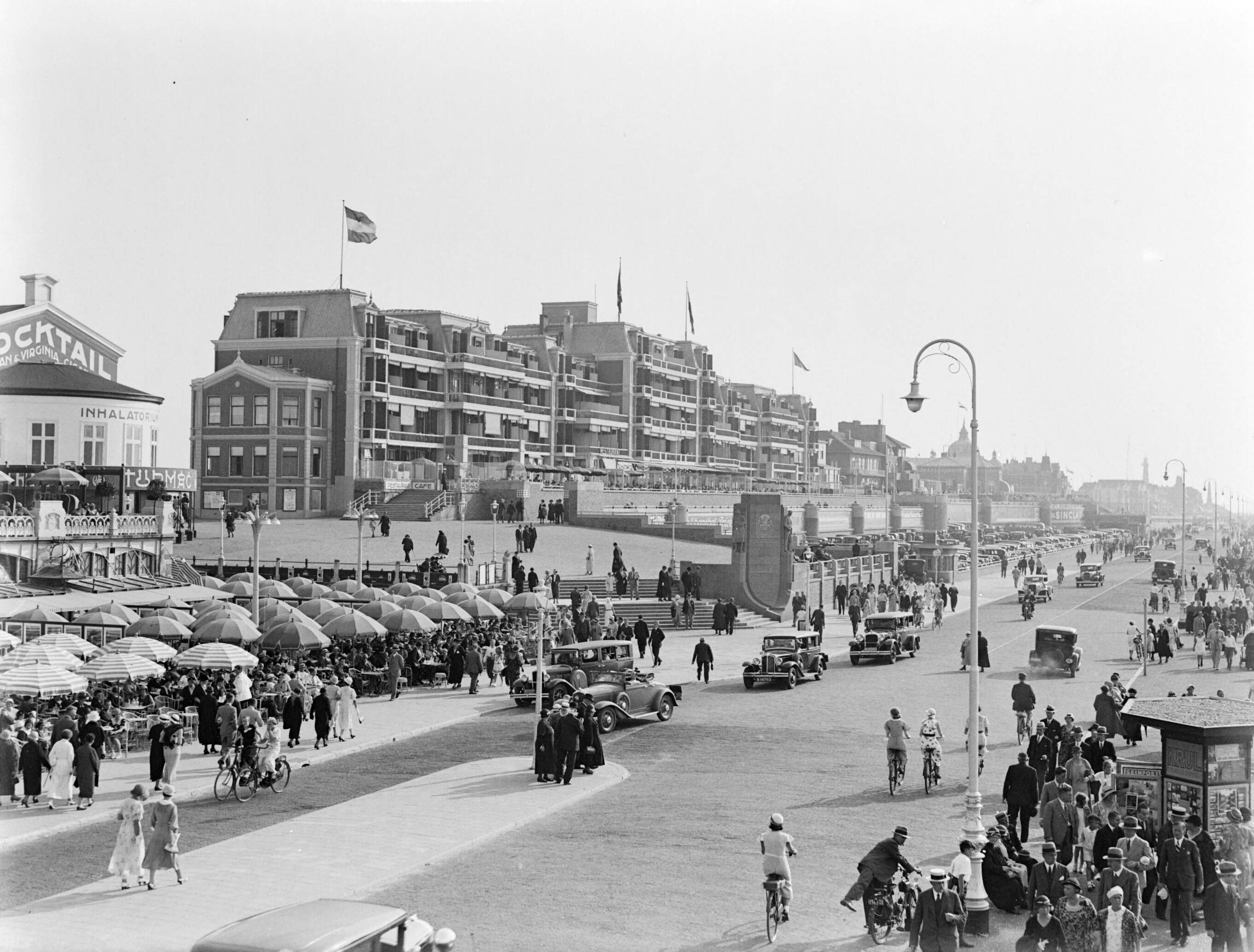 Scheveningen. — De boulevard in Scheveningen — Foto: Poll, Willem van de. Licentie: Set B: Rechtenvrij / Publiek Domein. Bron: Nationaal Archief. http://hdl.handle.net/10648/ae9ad0c4-d0b4-102d-bcf8-003048976d84