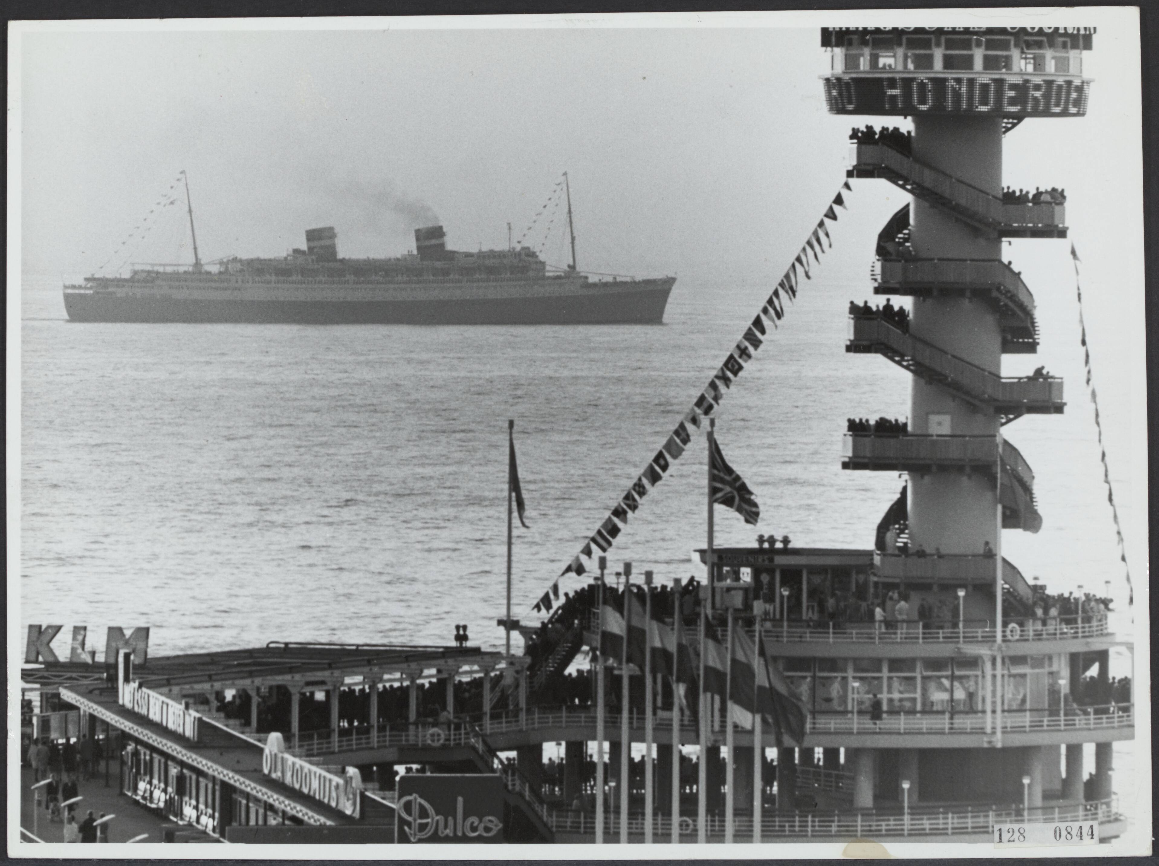 Zee, Scheveningen, Pier [RVD] — De "Nieuw Amsterdam" passeert de Pier van Scheveningen — Foto: Fotobedrijf "Meijer" / RVD. Licentie: Set B: Rechtenvrij / Publiek Domein. Bron: Nationaal Archief. http://hdl.handle.net/10648/af43e7ea-d0b4-102d-bcf8-003048976d84