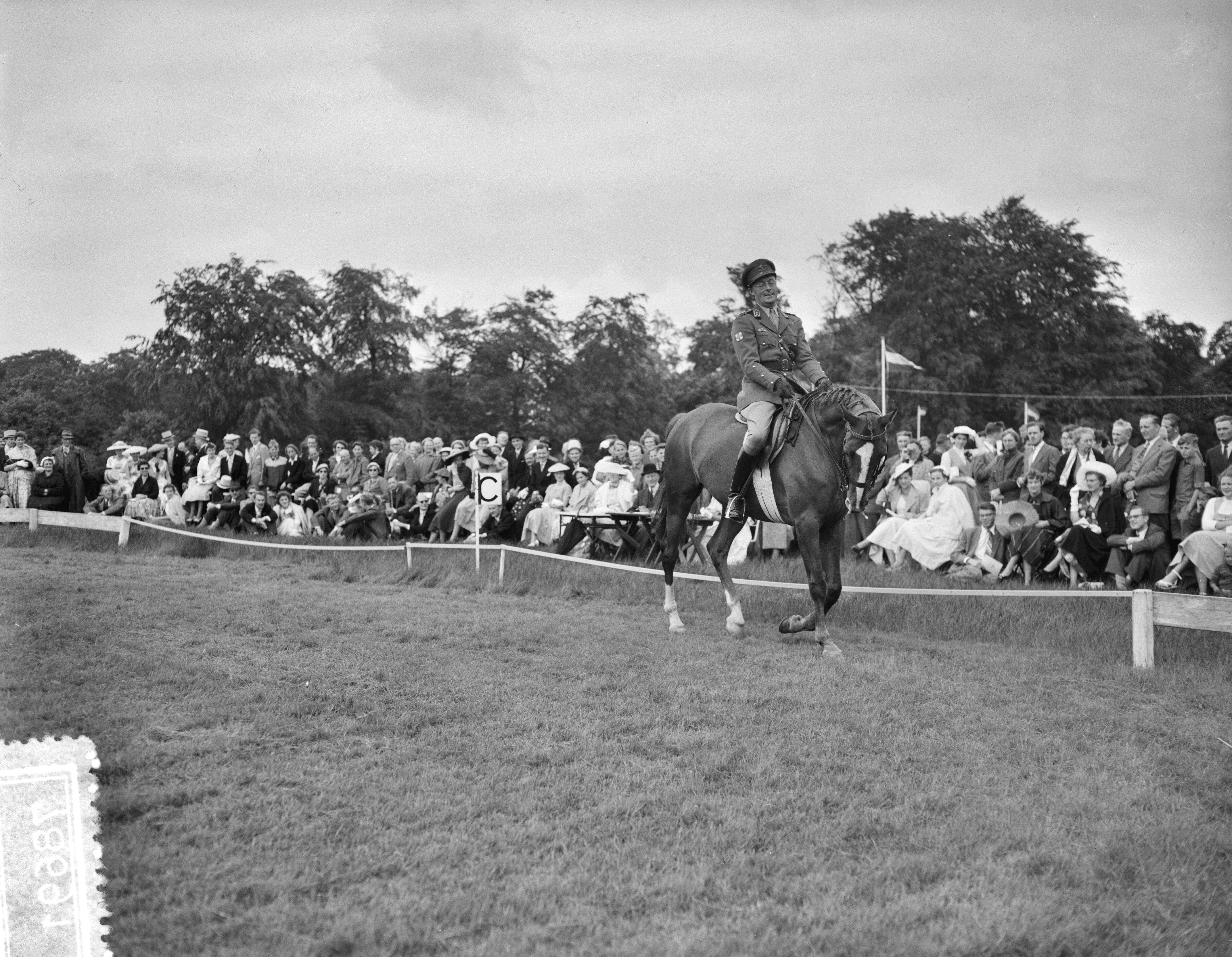 Lustrum USC Utrecht (1956) — Dressuur en Concours Hippique te Lage Vuursche t.g.v. lustrum USC — Foto: Rossem, Wim van / Anefo. Licentie: Set B: Rechtenvrij / Publiek Domein. Bron: Nationaal Archief. http://hdl.handle.net/10648/a94b1520-d0b4-102d-bcf8-003048976d84