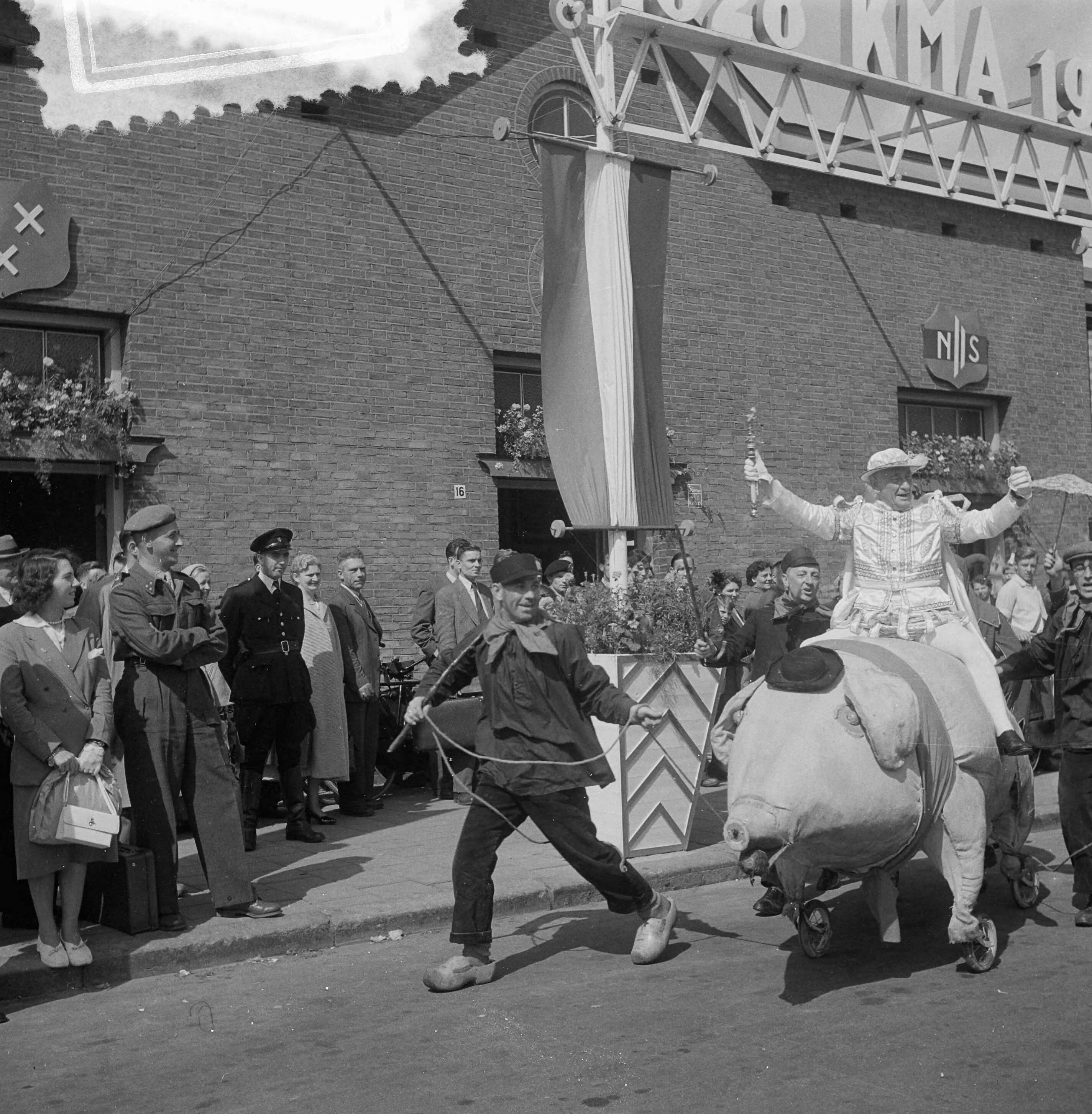Fotocollectie Anefo — Carnaval Breda. Intocht prins Maskerado III — Foto: Noske, J.D. / Anefo. Licentie: Set B: Rechtenvrij / Publiek Domein. Bron: Nationaal Archief. http://hdl.handle.net/10648/a91065f6-d0b4-102d-bcf8-003048976d84