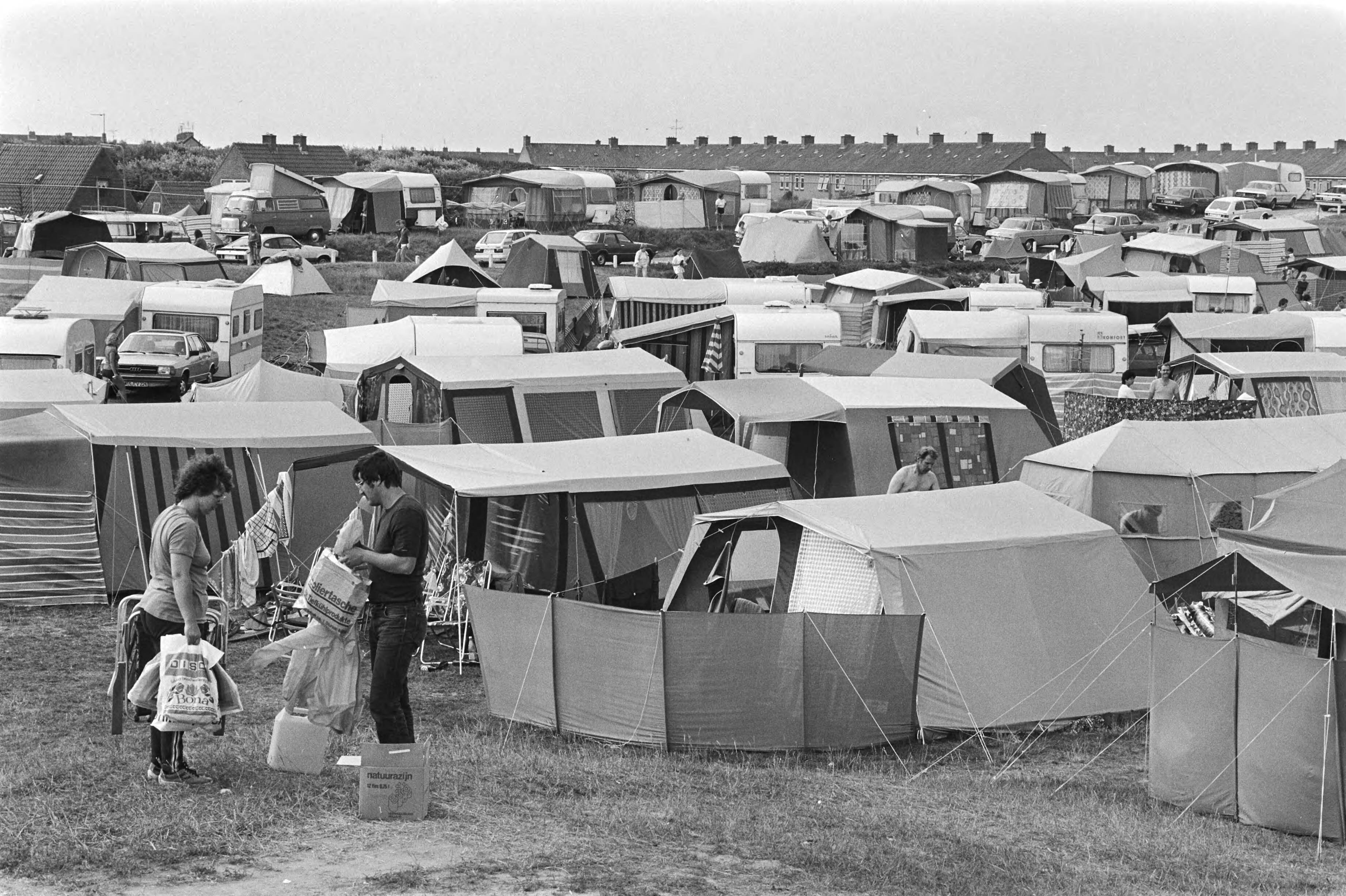 Fotocollectie Anefo — Vakantiedrukte; overzicht volle camping in Petten — Foto: Antonisse, Marcel / Anefo. Licentie: Set B: Rechtenvrij / Publiek Domein. Bron: Nationaal Archief. http://hdl.handle.net/10648/ad1ba02a-d0b4-102d-bcf8-003048976d84