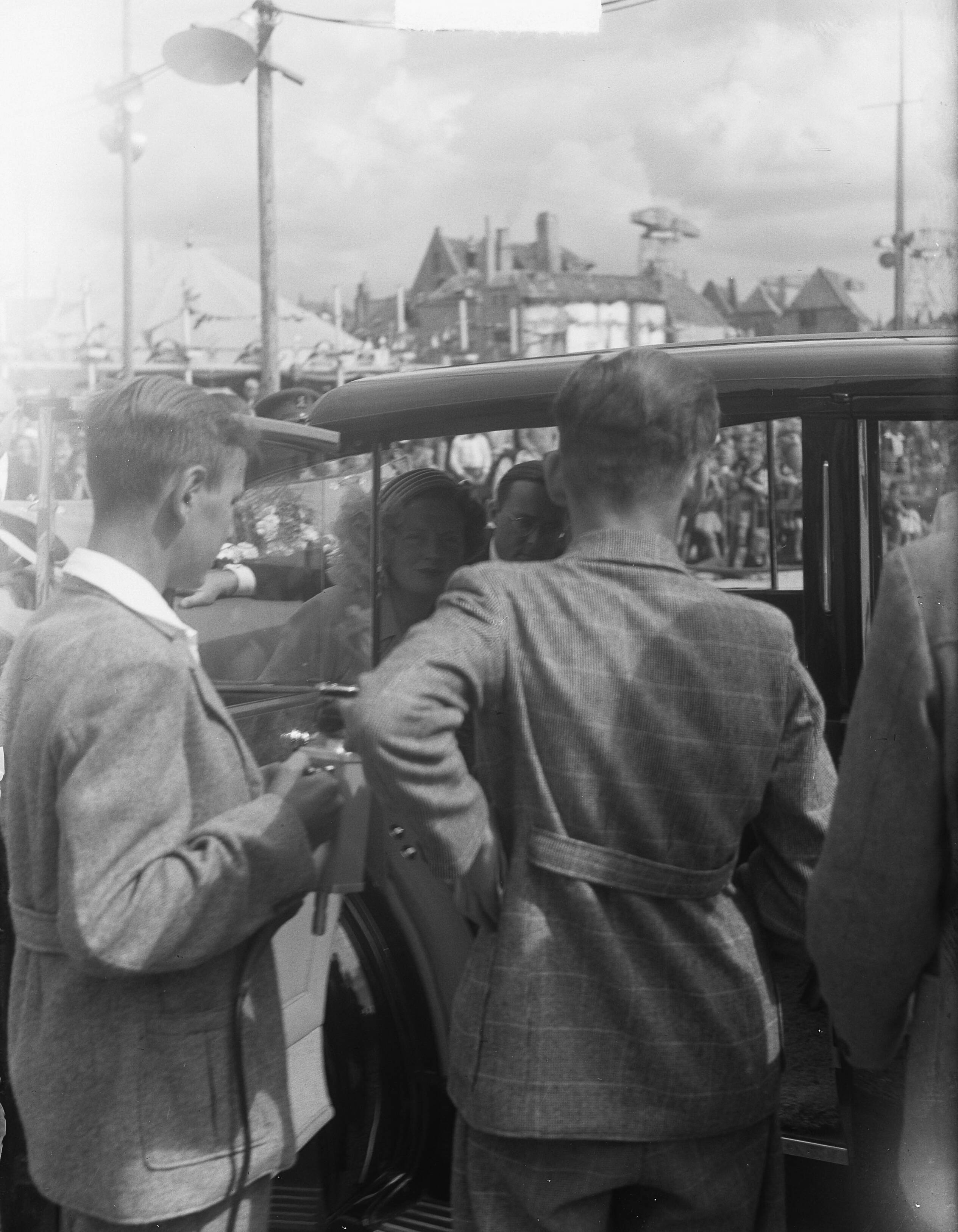 Koninklijk bezoek aan Zeeland (1950) — Koningin Juliana in auto in gesprek met Peter Bikker, burgemeester van "Kinderstad" te Vlissingen — Foto: Pot, Harry / Anefo. Licentie: Set B: Rechtenvrij / Publiek Domein. Bron: Nationaal Archief. http://hdl.handle.net/10648/a8ddb566-d0b4-102d-bcf8-003048976d84
