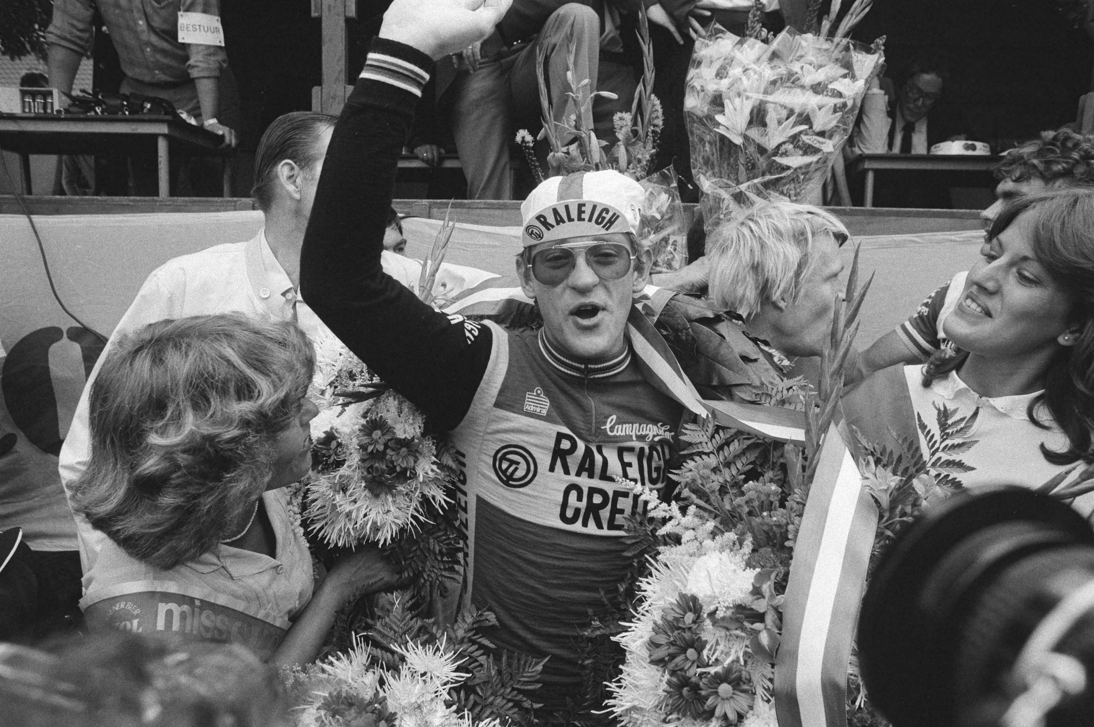 Fotocollectie Anefo — Wielrennen, Ronde van Kortenhoef voor profs; huldiging Gerrie Knetemann — Foto: Dijk, Hans van / Anefo. Licentie: Set B: Rechtenvrij / Publiek Domein. Bron: Nationaal Archief. http://hdl.handle.net/10648/ad00e05a-d0b4-102d-bcf8-003048976d84