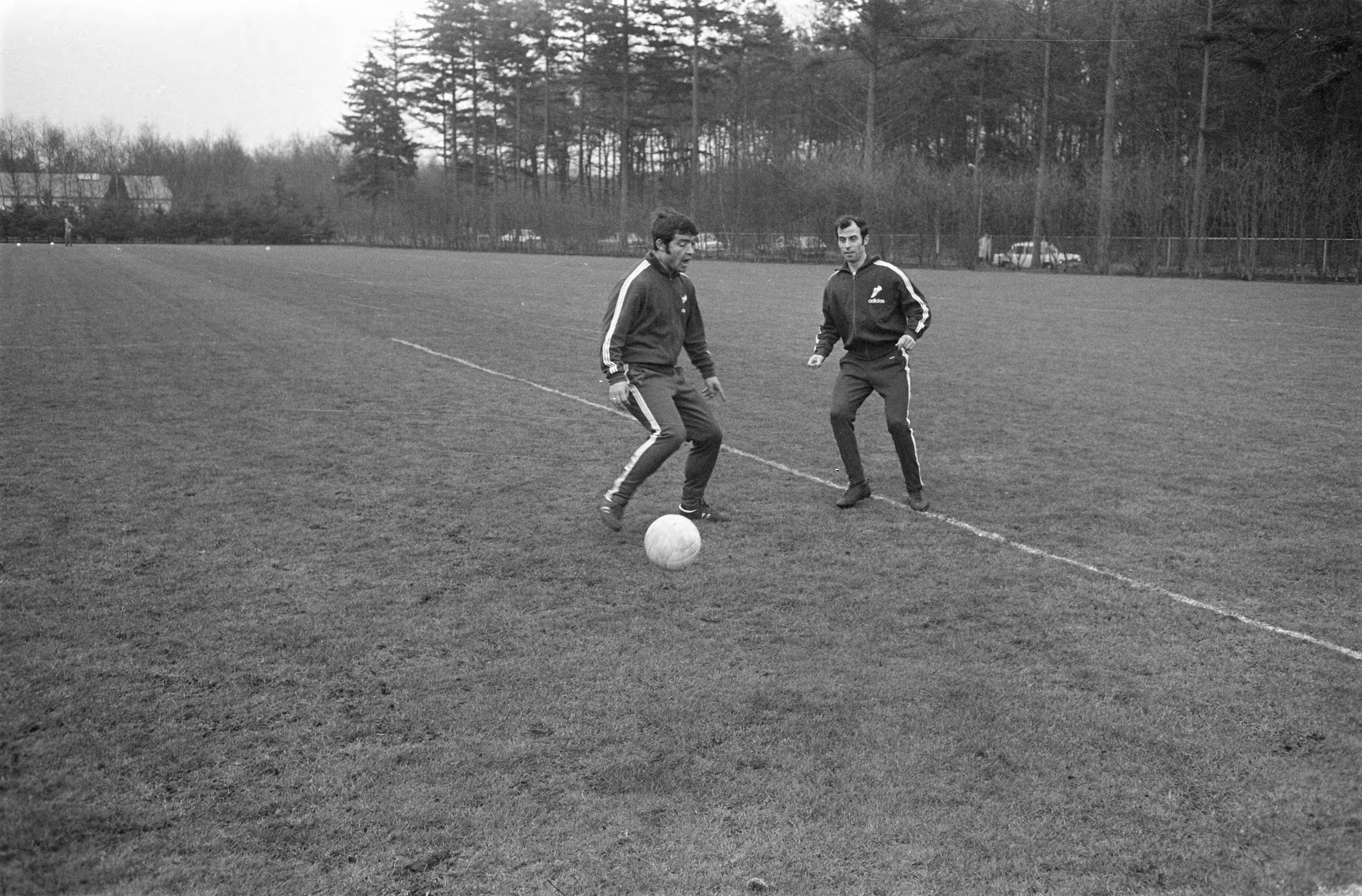 het elftal van Feijenoord traint in sportcentrum Zeist voor de wedstrijd tegen Legia-Warschau — De voetballers in aktie — Foto: Fotograaf Onbekend / Anefo. Licentie: Set B: Rechtenvrij / Publiek Domein. Bron: Nationaal Archief. http://hdl.handle.net/10648/ab9416c4-d0b4-102d-bcf8-003048976d84