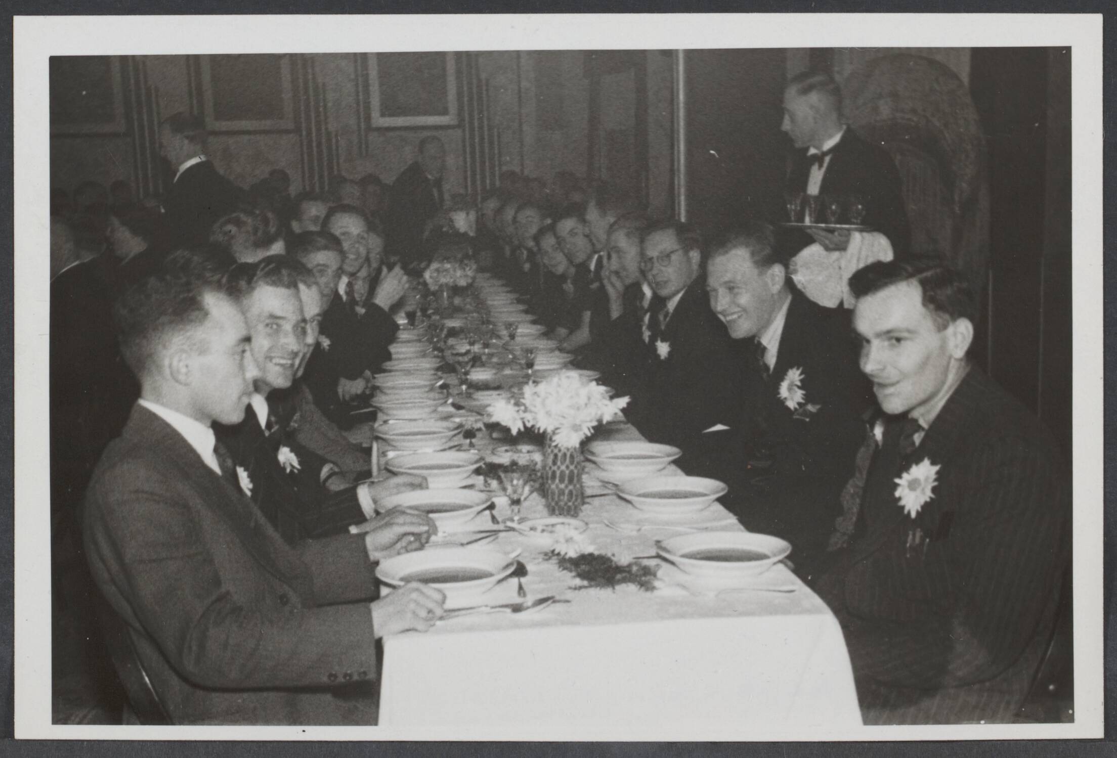 Gewonden Nederland — St. Nicolaasfeest voor oorlogsgewonden in Den Haag. Aan tafel — Foto: Valks, H.J.M. / Spaarnestad. Licentie: Set B: Rechtenvrij / Publiek Domein. Bron: Nationaal Archief. http://hdl.handle.net/10648/a83ee5dd-b899-aec6-d891-11bc8e26b15e