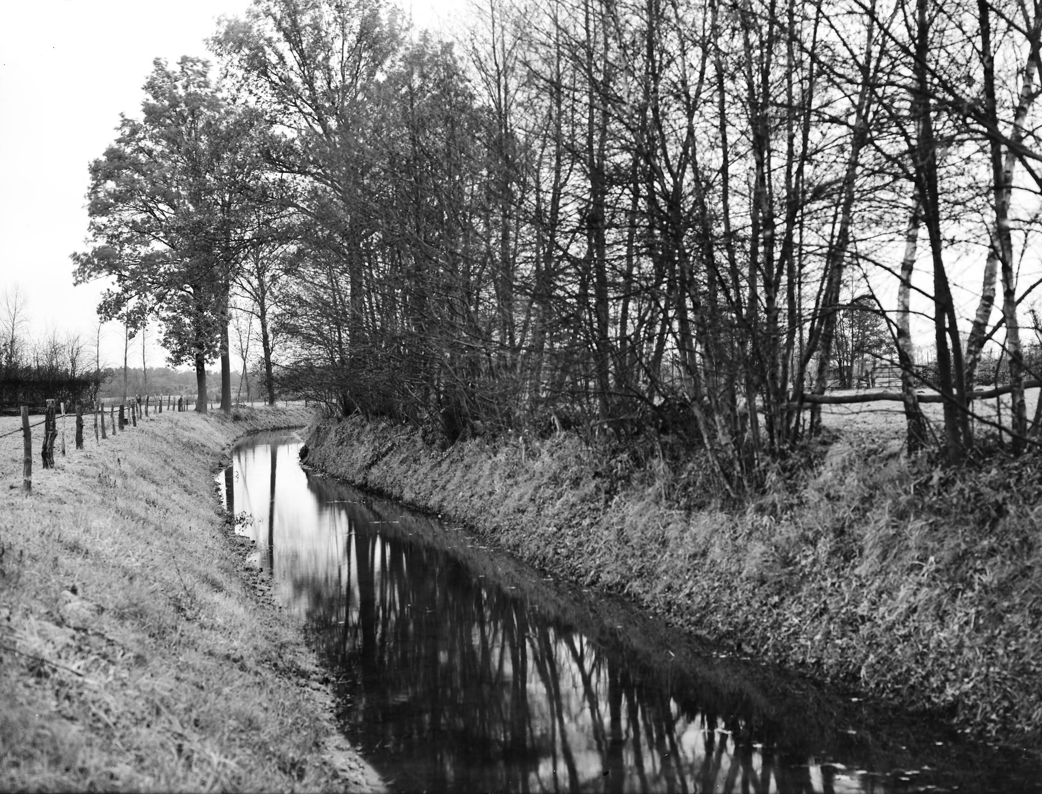 Fotocollectie Nederlandse Heidemaatschappij — Verbeterde beek buurtschap Zwiep - Laren Gelderland — Foto: Goelst, K.L.F. / Heidemij. Licentie: Set B: Rechtenvrij / Publiek Domein. Bron: Nationaal Archief. http://hdl.handle.net/10648/ae7331e0-d0b4-102d-bcf8-003048976d84
