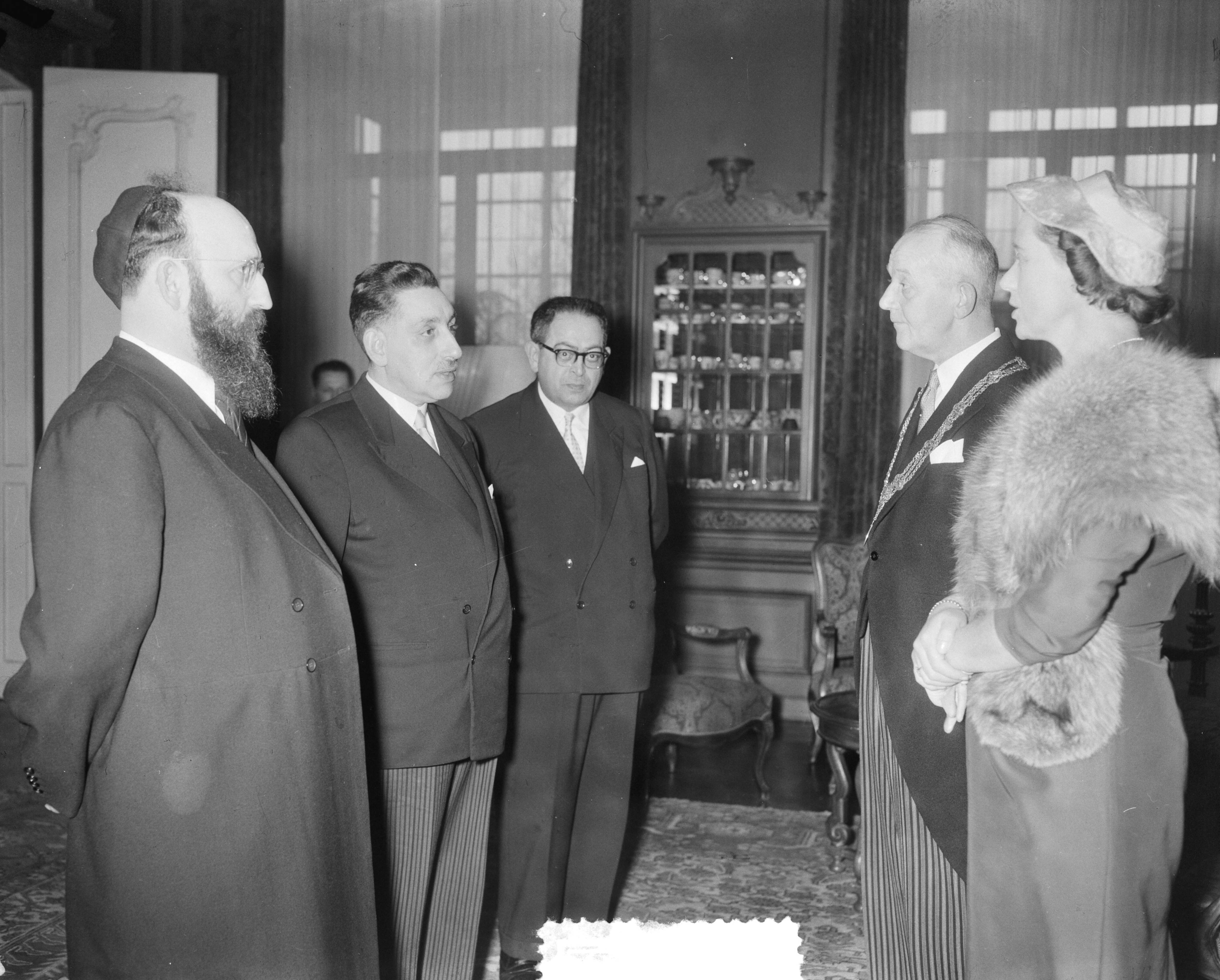 Fotocollectie Anefo — Receptie nieuwe burgemeester Den Haag, mr. H.A.M.T. Kolfschoten — Foto: Bilsen, Joop van / Anefo. Licentie: Set B: Rechtenvrij / Publiek Domein. Bron: Nationaal Archief. http://hdl.handle.net/10648/a95867c0-d0b4-102d-bcf8-003048976d84
