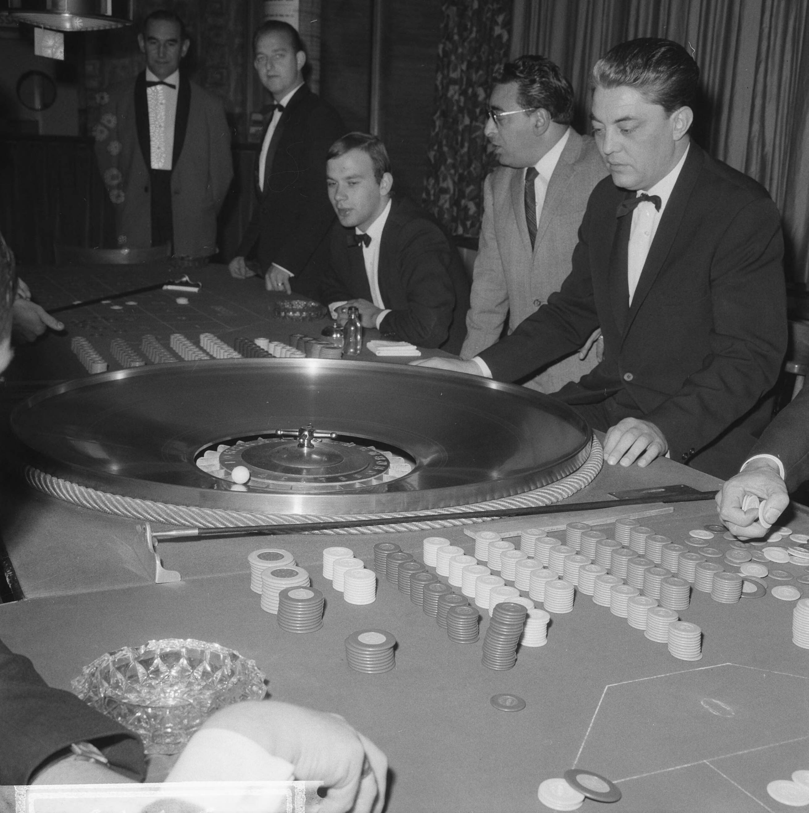 Fotocollectie Anefo — Naar aanleiding van een besluit van het ministerie van Justitie moeten de casino's in Nederland hun deuren sluiten. In West-End te Loosdrecht rolt vandaag voor het laatst het balletje — Foto: Evers, Joost / Anefo. Licentie: Set B: Rechtenvrij / Publiek Domein. Bron: Nationaal Archief. http://hdl.handle.net/10648/aac849ae-d0b4-102d-bcf8-003048976d84