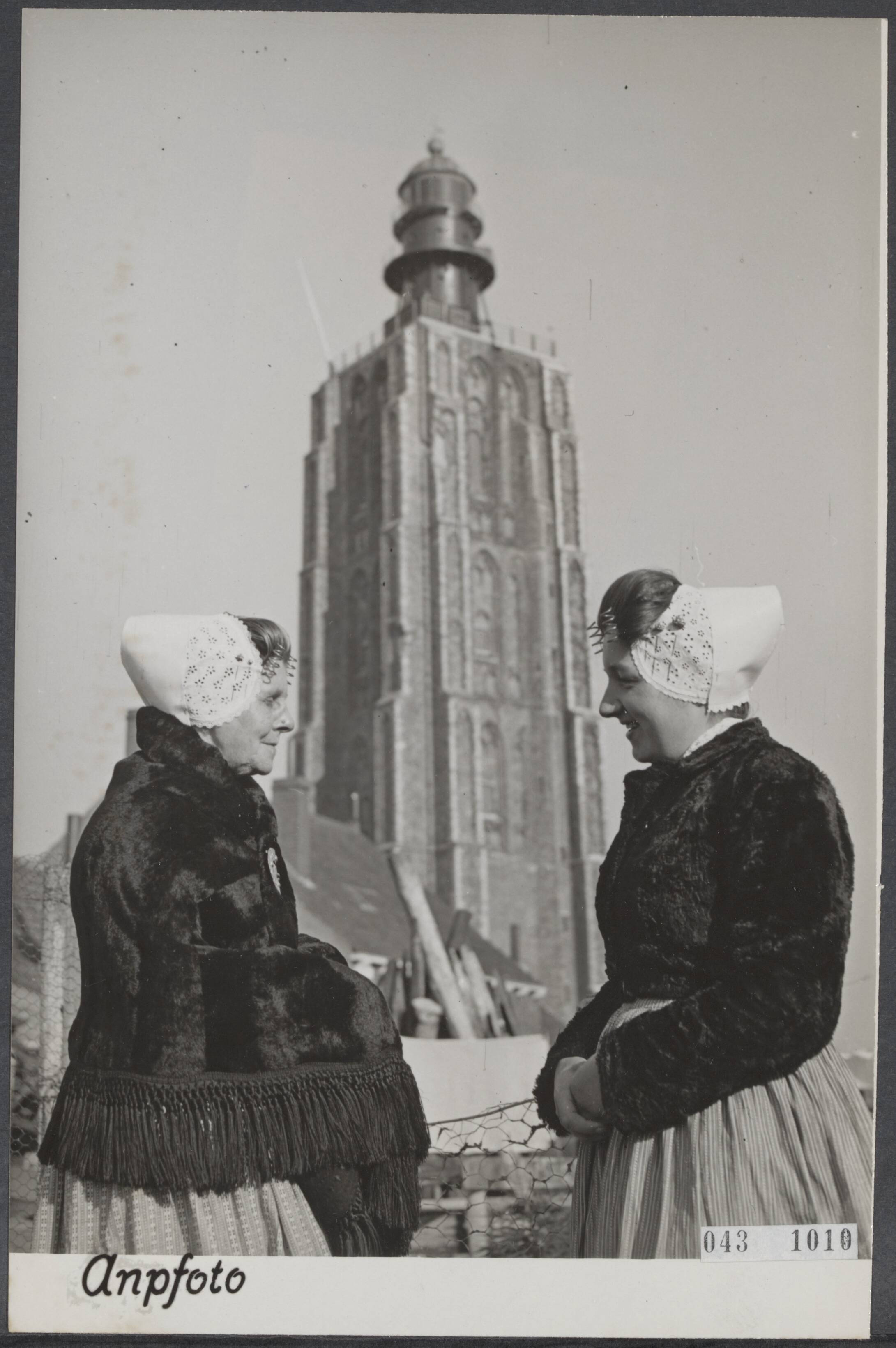 Fotocollectie Elsevier Binnenland — Wederopbouw op Walcheren. Vuurtoren van Westkapelle is gerestaureerd. Binnenkort zal de noodverlichting weer worden vervangen door het grote licht — Foto: ANP / RVD of rechtenvrij. Licentie: Set B: Rechtenvrij / Publiek Domein. Bron: Nationaal Archief. http://hdl.handle.net/10648/adf9d32c-d0b4-102d-bcf8-003048976d84