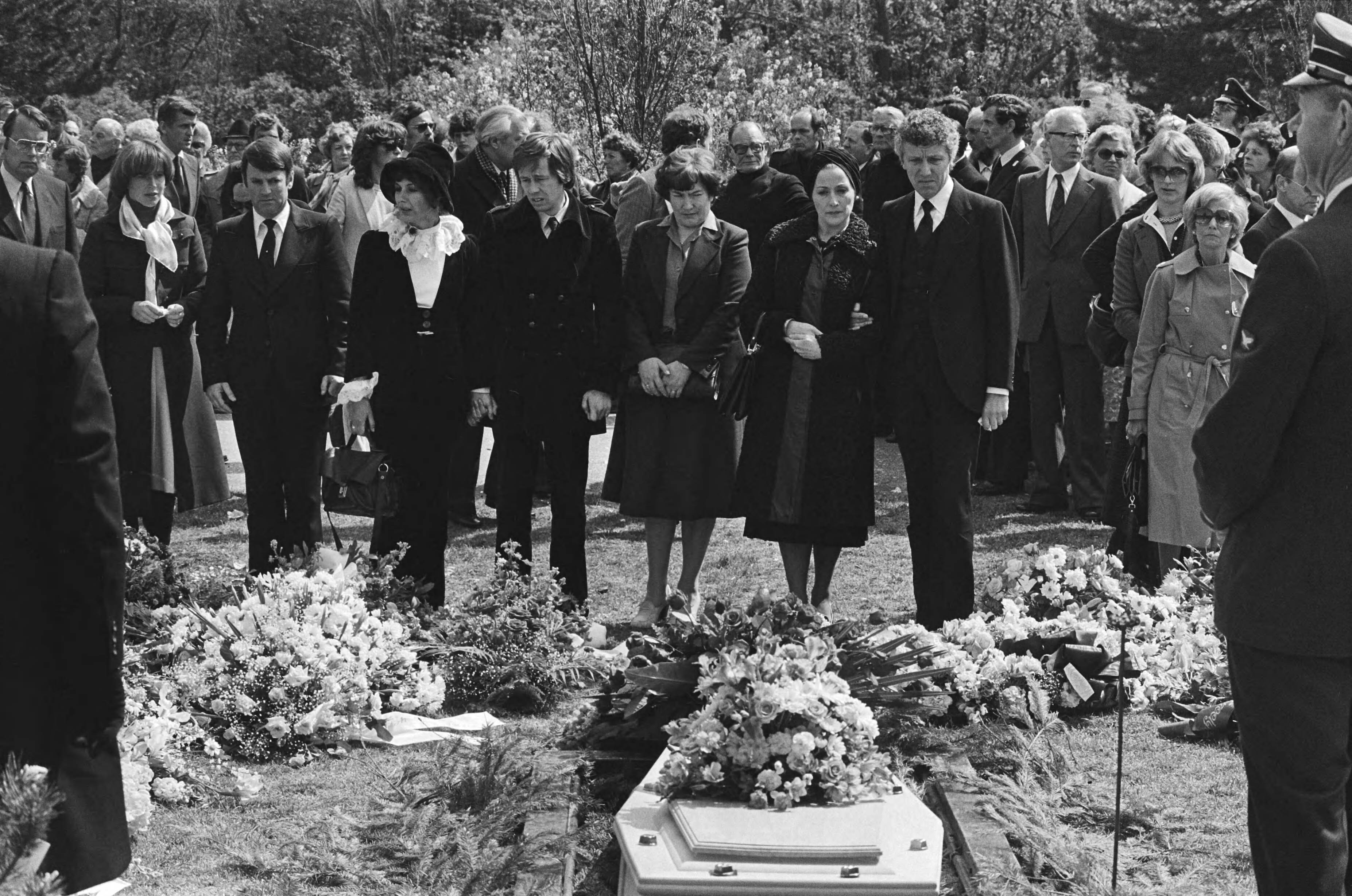 Fotocollectie Anefo — Acteur Ko van Dijk in Den Haag begraven; begrafenis o.m. Mary Dresselhuys e.a. — Foto: Verhoeff, Bert / Anefo. Licentie: Set B: Rechtenvrij / Publiek Domein. Bron: Nationaal Archief. http://hdl.handle.net/10648/acb27fe6-d0b4-102d-bcf8-003048976d84