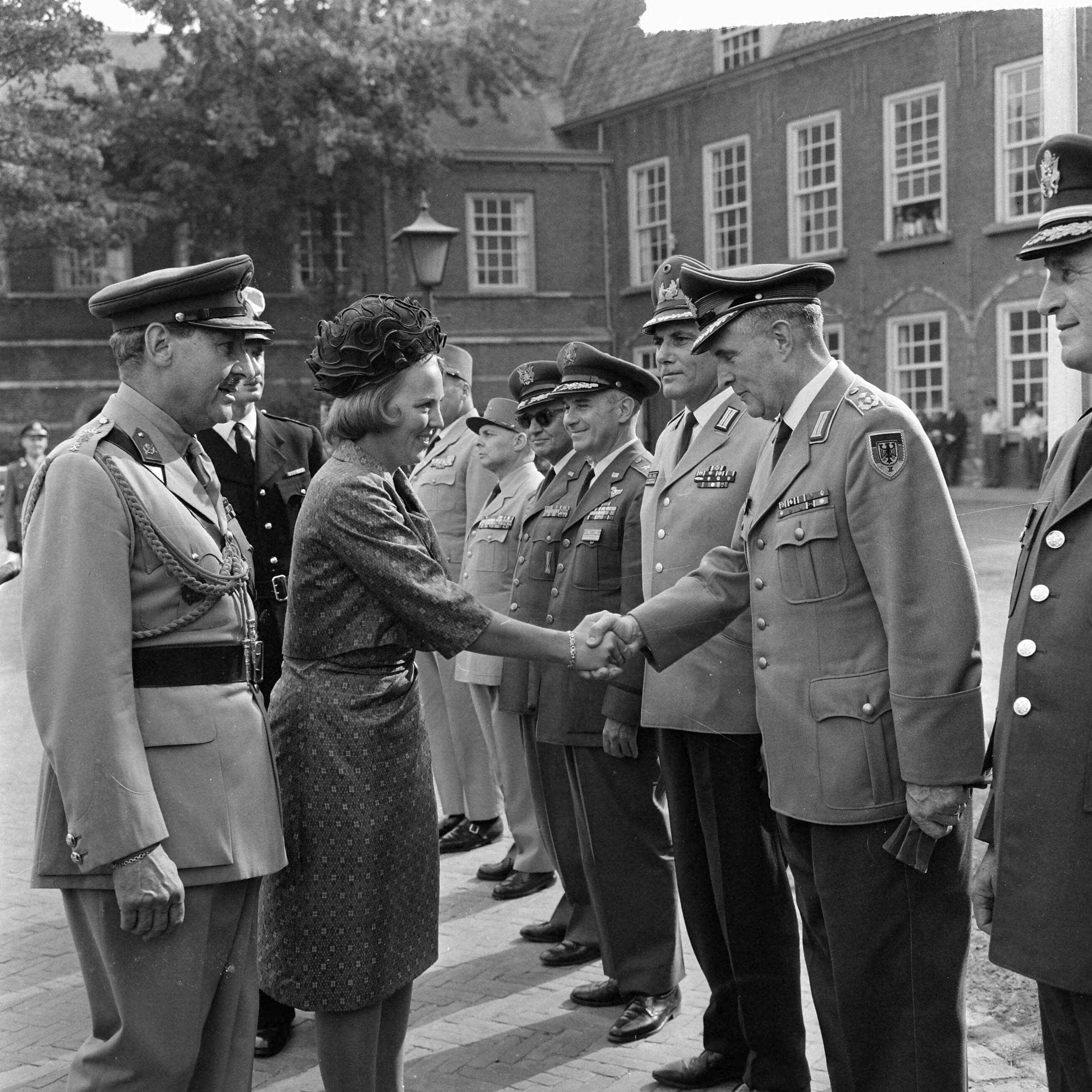 Fotocollectie Anefo — Prinses Beatrix bezoekt KMA te Breda, Prinses Beatrix — Foto: Pot, Harry / Anefo. Licentie: Set B: Rechtenvrij / Publiek Domein. Bron: Nationaal Archief. http://hdl.handle.net/10648/aa77ec48-d0b4-102d-bcf8-003048976d84