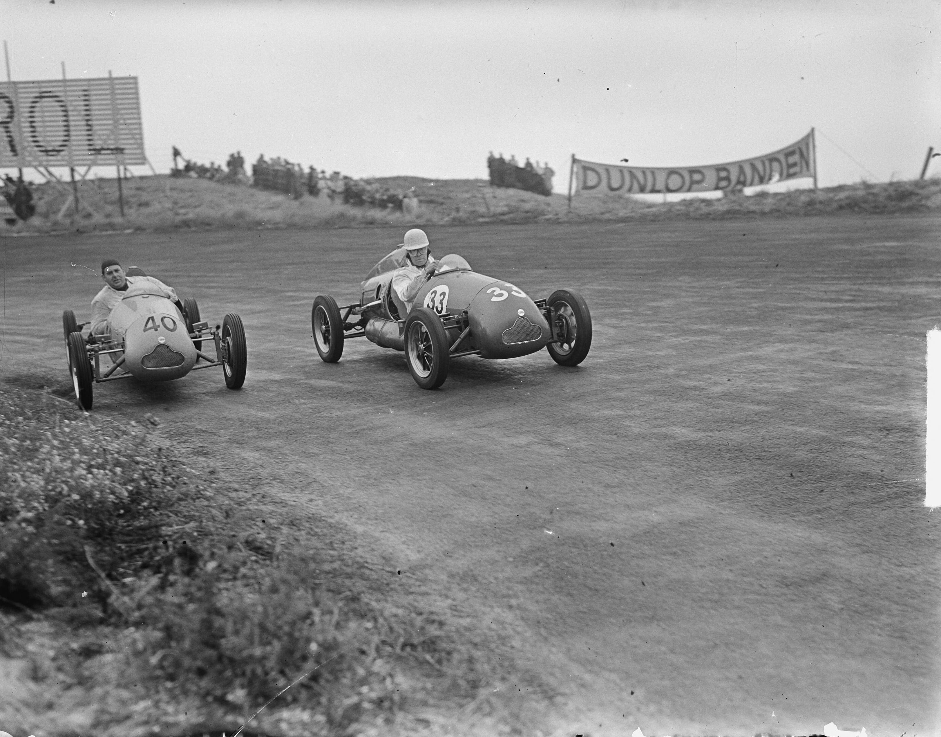 Grand Prix van Zandvoort 1949 — Grand Prix van Zandvoort. Twee raceauto's met startnummers 33 en 40 (bijprogramma?) — Foto: Oorschot, […] van / Anefo. Licentie: Set B: Rechtenvrij / Publiek Domein. Bron: Nationaal Archief. http://hdl.handle.net/10648/a8cbb834-d0b4-102d-bcf8-003048976d84