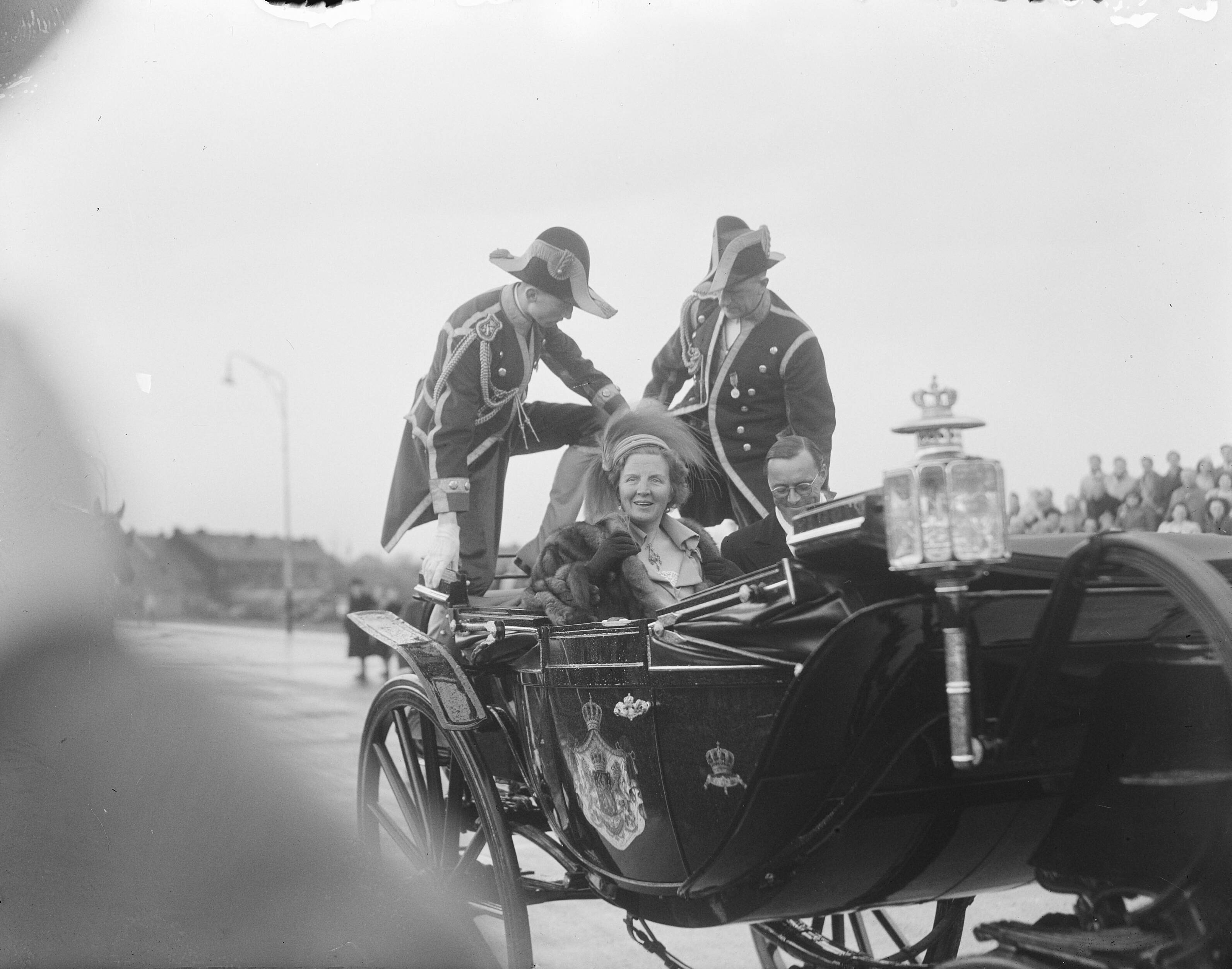 Koninklijk bezoek aan Limburg (1950) — Koninklijk bezoek aan Limburg, aankomst op Vrijthof te Maastricht — Foto: Winterbergen, Rolf / Anefo. Licentie: Set B: Rechtenvrij / Publiek Domein. Bron: Nationaal Archief. http://hdl.handle.net/10648/a8d7766a-d0b4-102d-bcf8-003048976d84