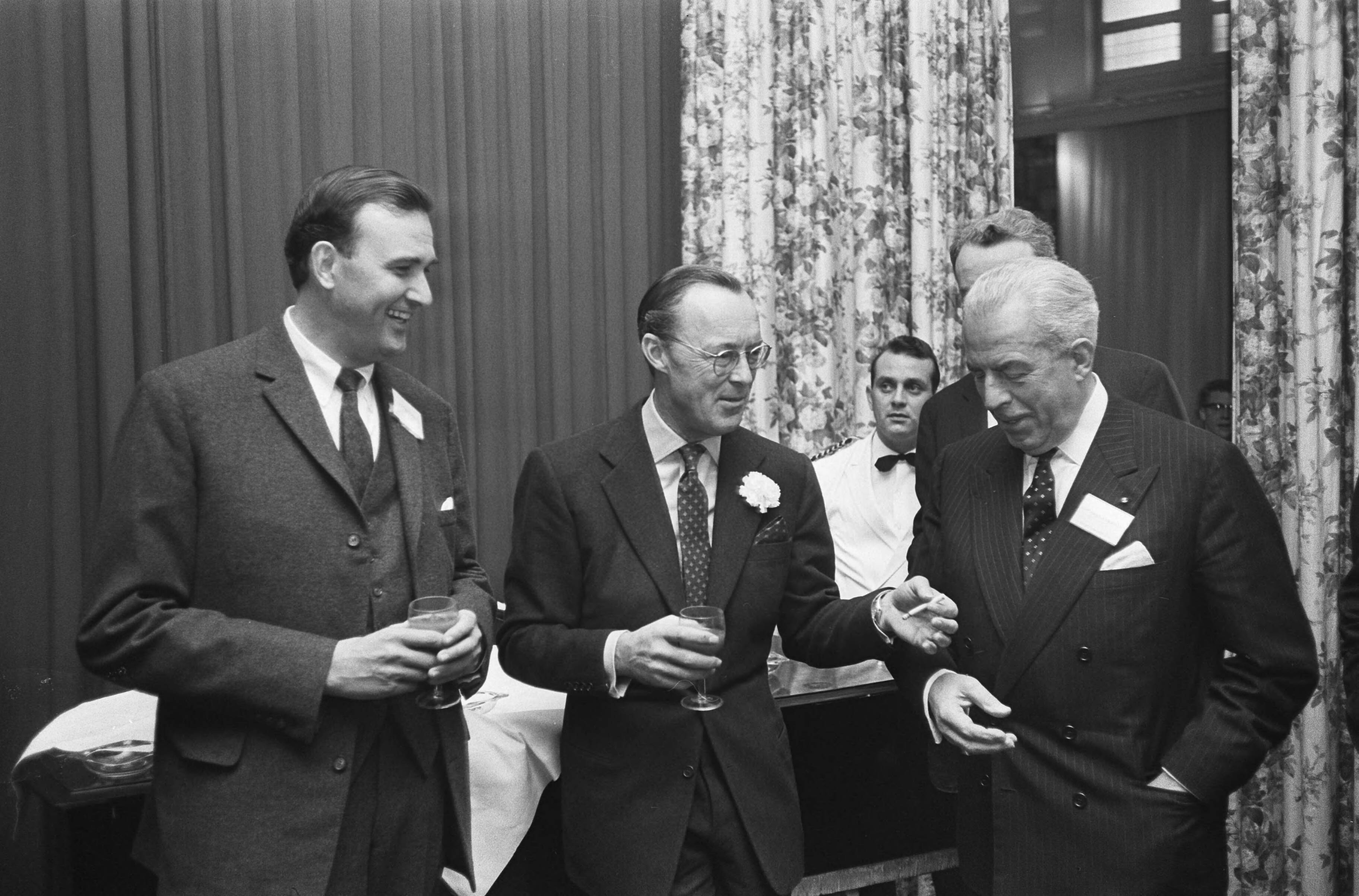 Fotocollectie Anefo — Prins Bernhard was gast bij de lunch van The American Association in het Kurhaus te Scheveningen, de prins in gesprek mr. David C. Tausche, directeur van de Insurance Comp. of North America (links) en jhr. H.A. van Karnebeek, voorzitter van het Nederlands Olympisch Comité — Foto: Koch, Eric / Anefo. Licentie: Set B: Rechtenvrij / Publiek Domein. Bron: Nationaal Archief. http://hdl.handle.net/10648/aa8e83e0-d0b4-102d-bcf8-003048976d84