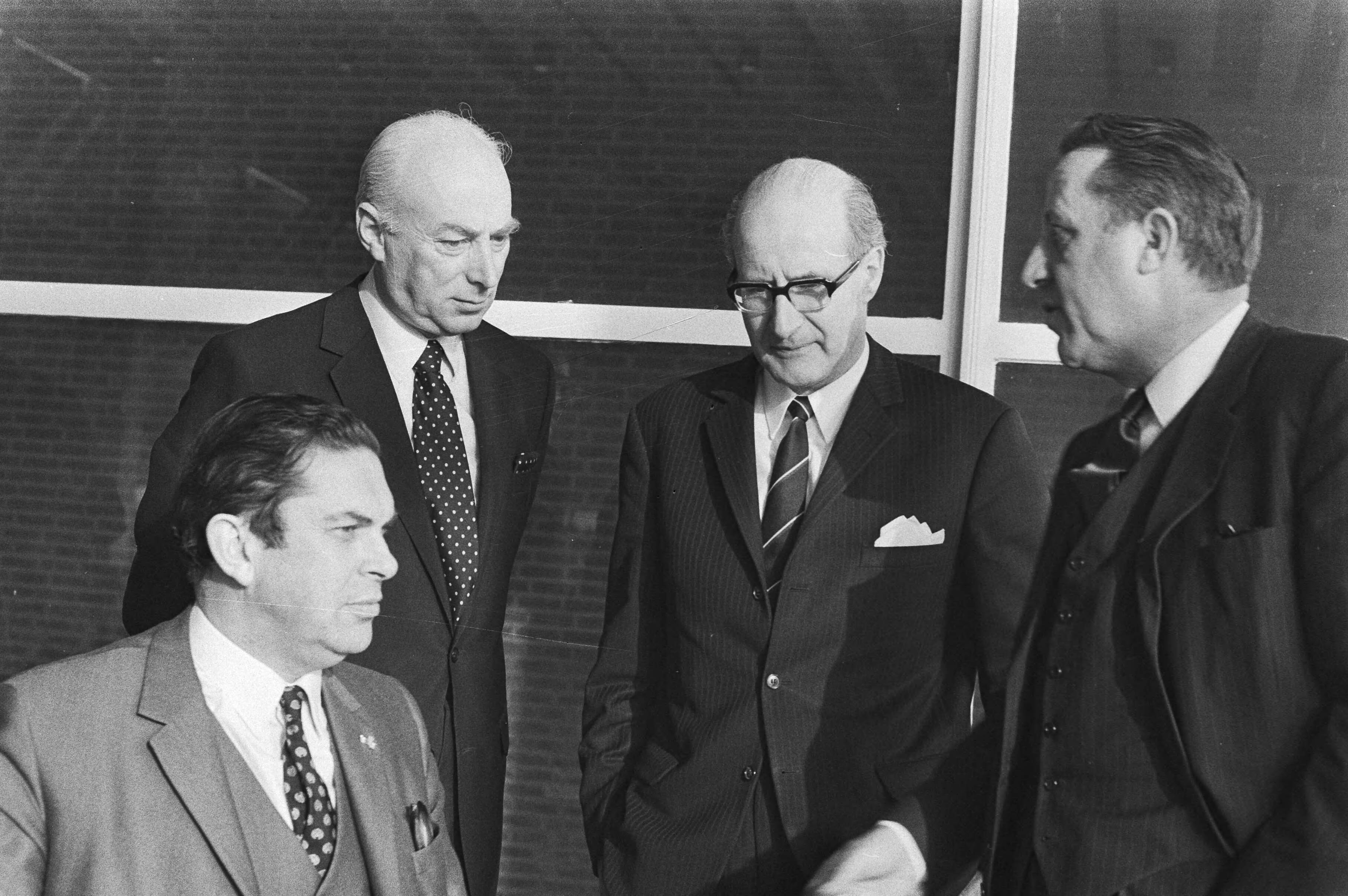 Fotocollectie Anefo — ARP-vergadering over gemeenschappelijk urgentieprogramma met CHU en KVP, Utrecht — Foto: Verhoeff, Bert / Anefo. Licentie: Set B: Rechtenvrij / Publiek Domein. Bron: Nationaal Archief. http://hdl.handle.net/10648/abacfb9e-d0b4-102d-bcf8-003048976d84